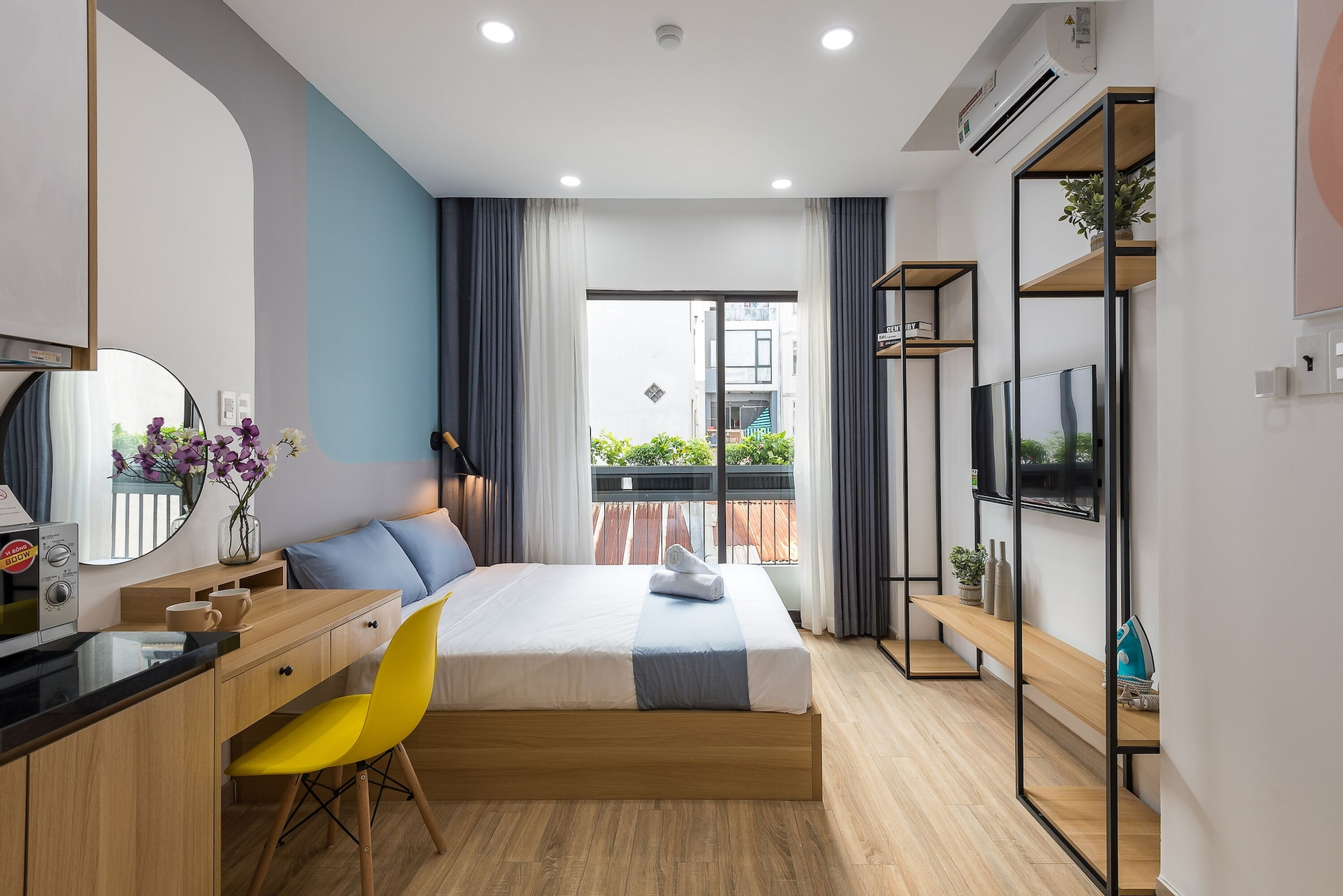 Cozrum Homes Ambera House, Quận 1