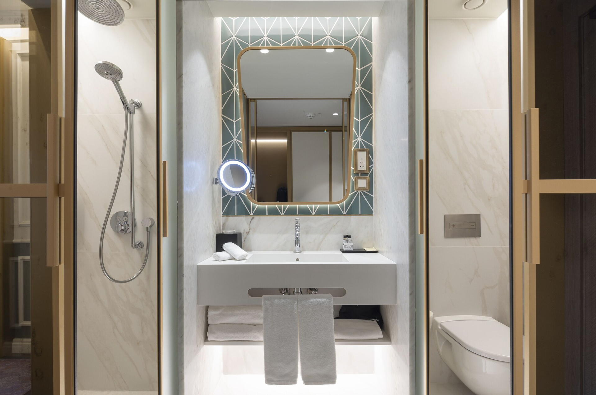 Bedroom 4, The Emerald House Lisbon, Curio Collection by Hilt, Lisboa