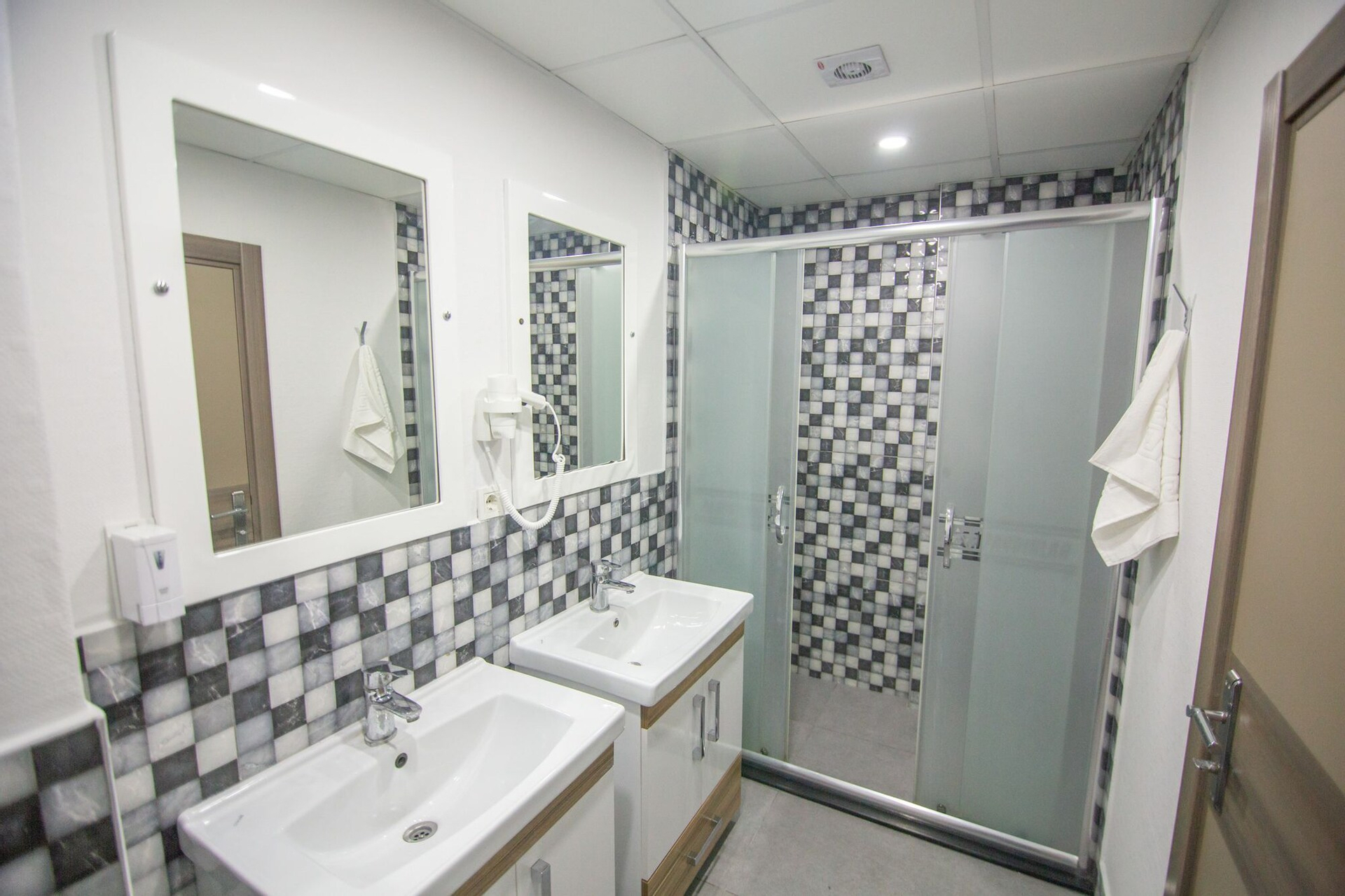 Bathroom 4, Staron Otel, Merkez