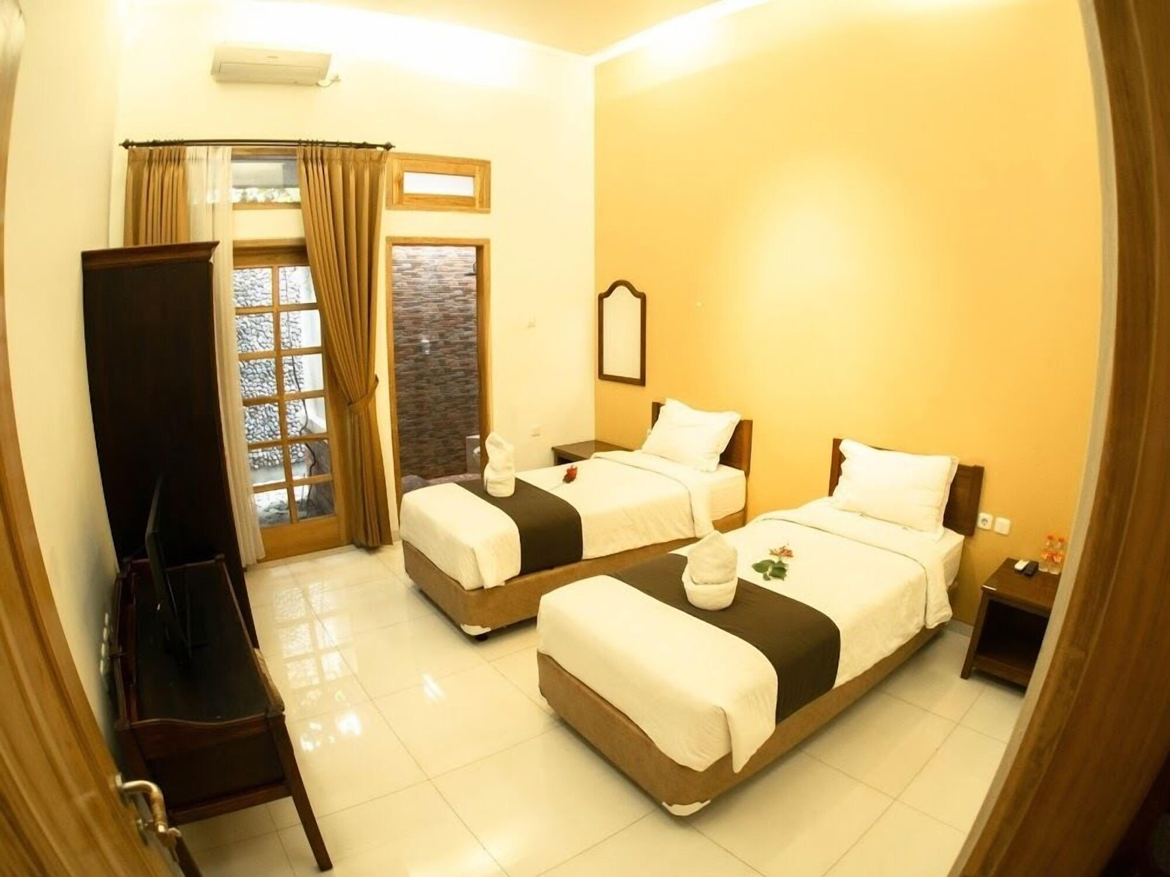 Room 2, Helena Guest House Malang, Malang