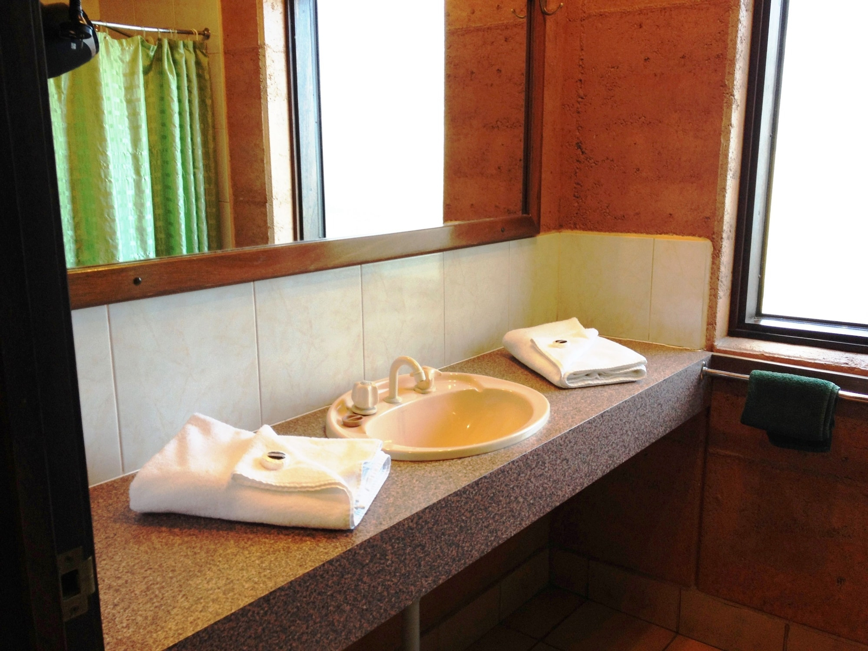 Bathroom sink, Pemberton Lake View Chalets, Manjimup