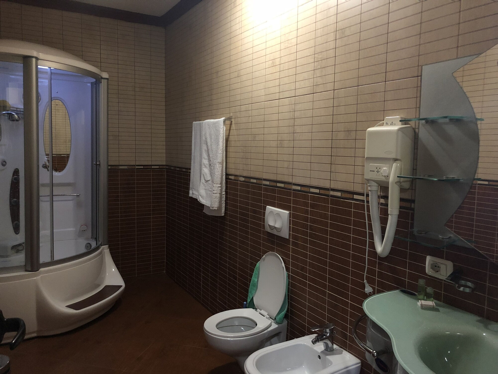 Bathroom 1, Hotel Bar Restorant Amerika, Kukësit