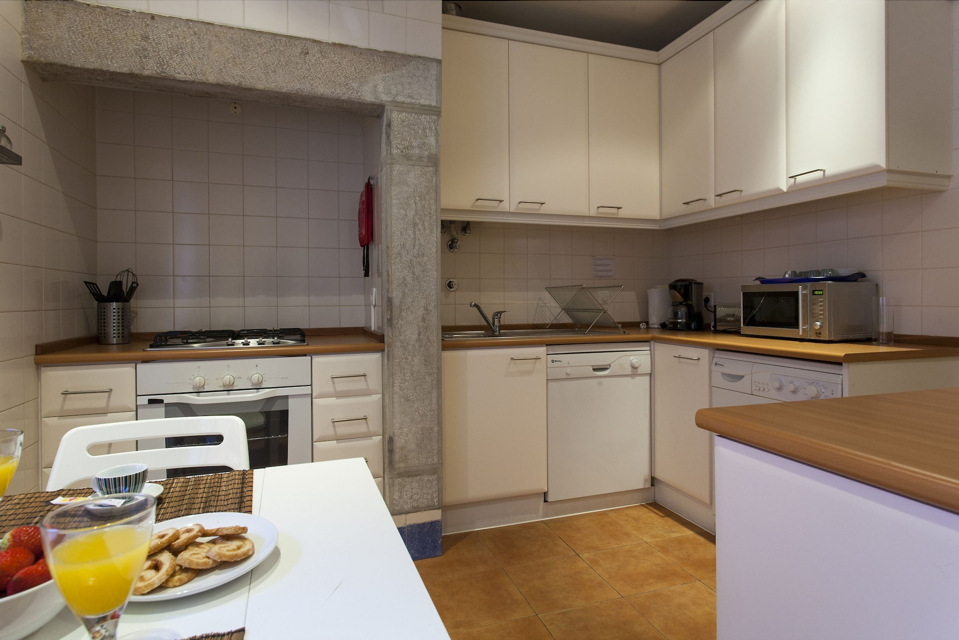 Private kitchen 3, ALTIDO Exquisite 2BR home w/ balcony in Lapa, Lisboa