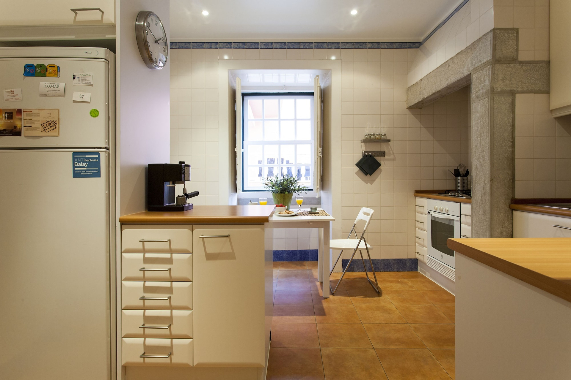 Private kitchen 4, ALTIDO Exquisite 2BR home w/ balcony in Lapa, Lisboa