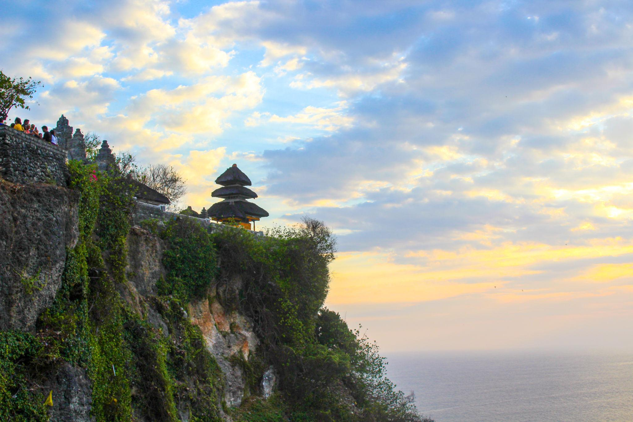 Hari 2: Pantai Selatan—Melasti, Padang Padang, dan Uluwatu