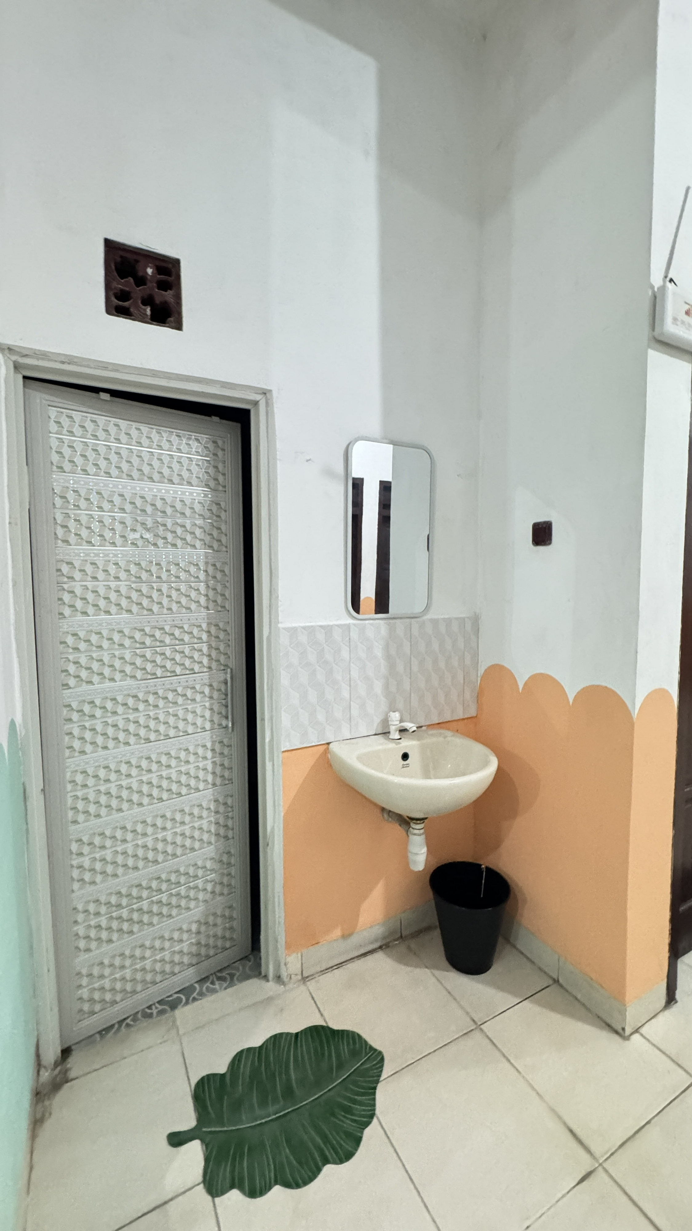 Bathroom 3, Homey Guesthouse Gubeng Syariah, Surabaya