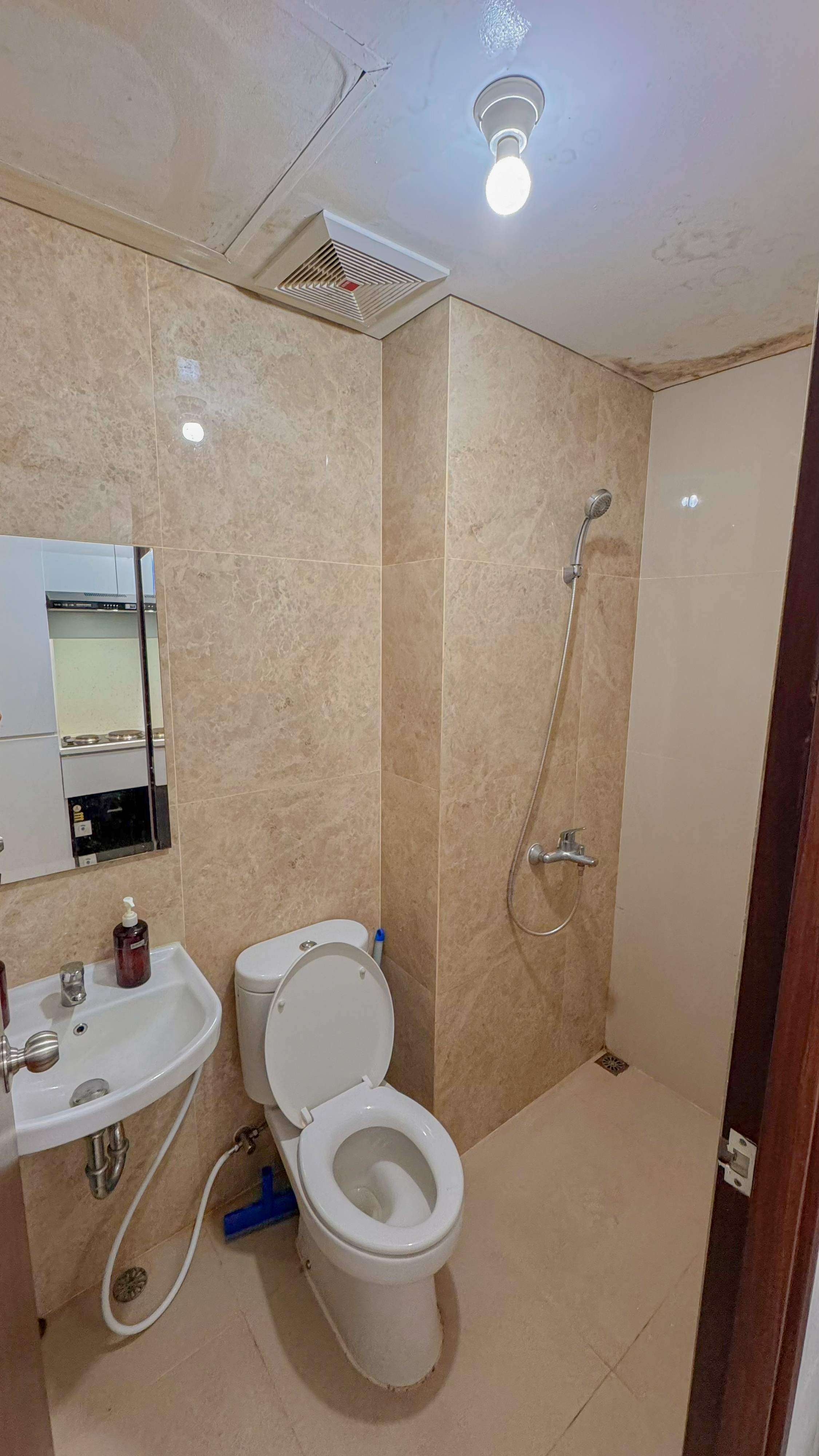 Bathroom 5, Apartemen Transpark Cibubur by DoubleTree, Depok