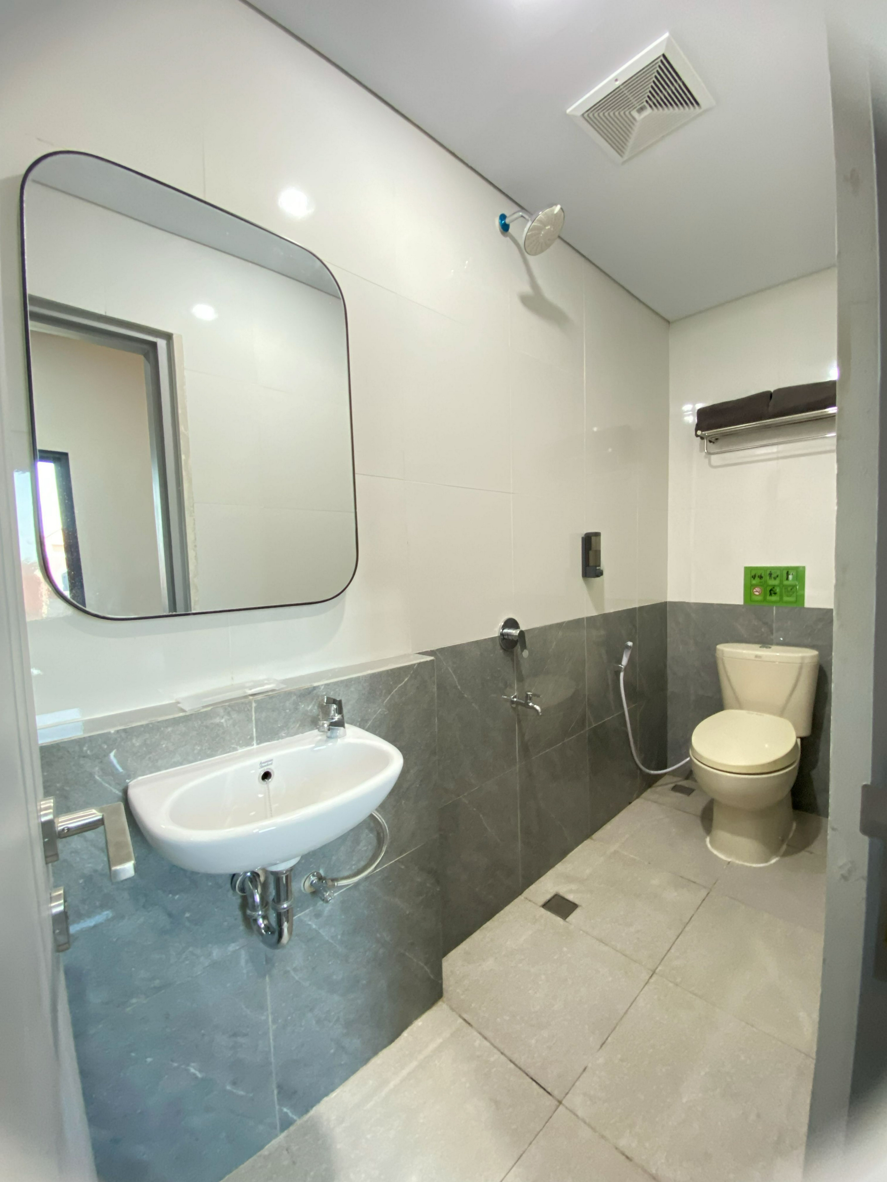 Bathroom 5, Center Inn Solo Baru, Sukoharjo
