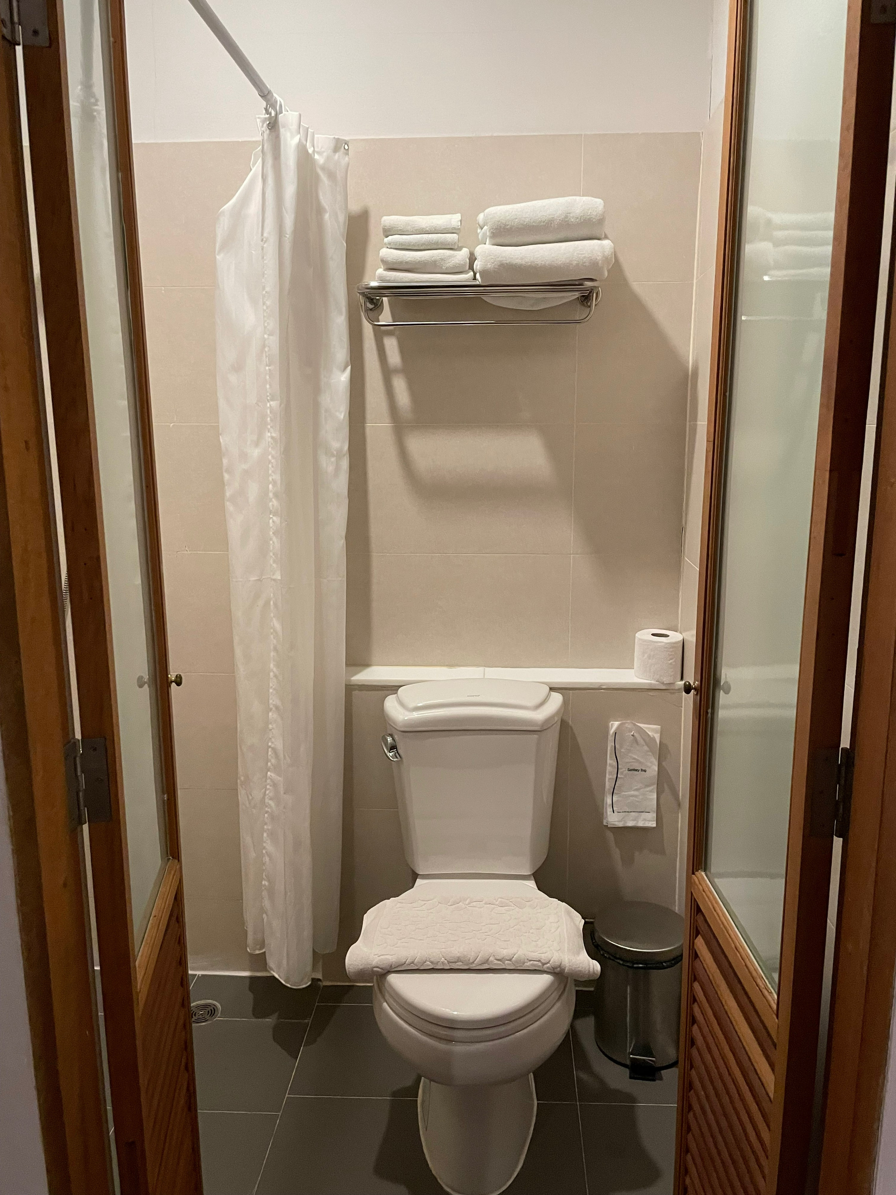 Bathroom 4, Neighbor Phuthon, Phra Nakhon