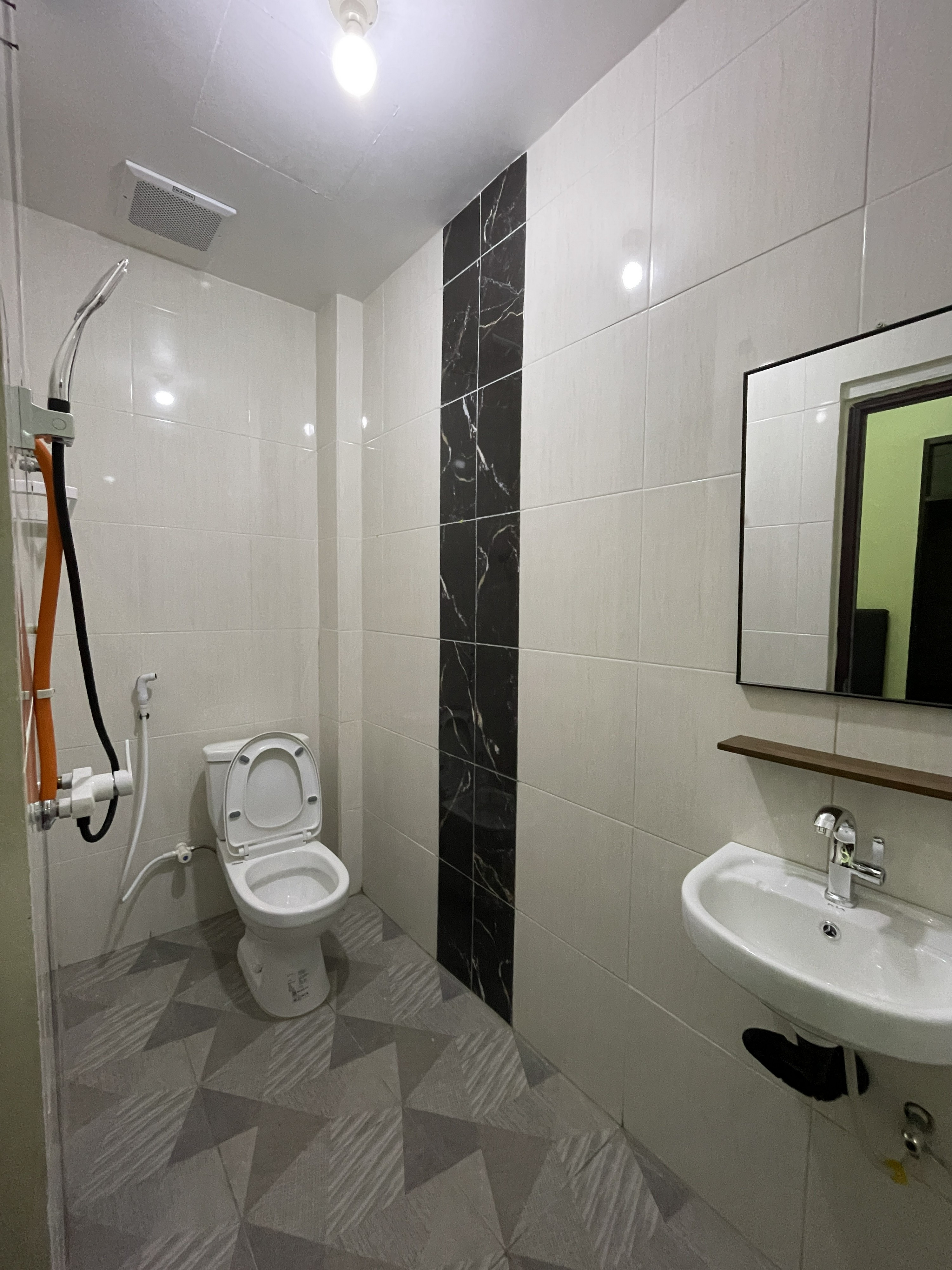 Bathroom 5, Al Mashdar Guest House Syariah, Surabaya