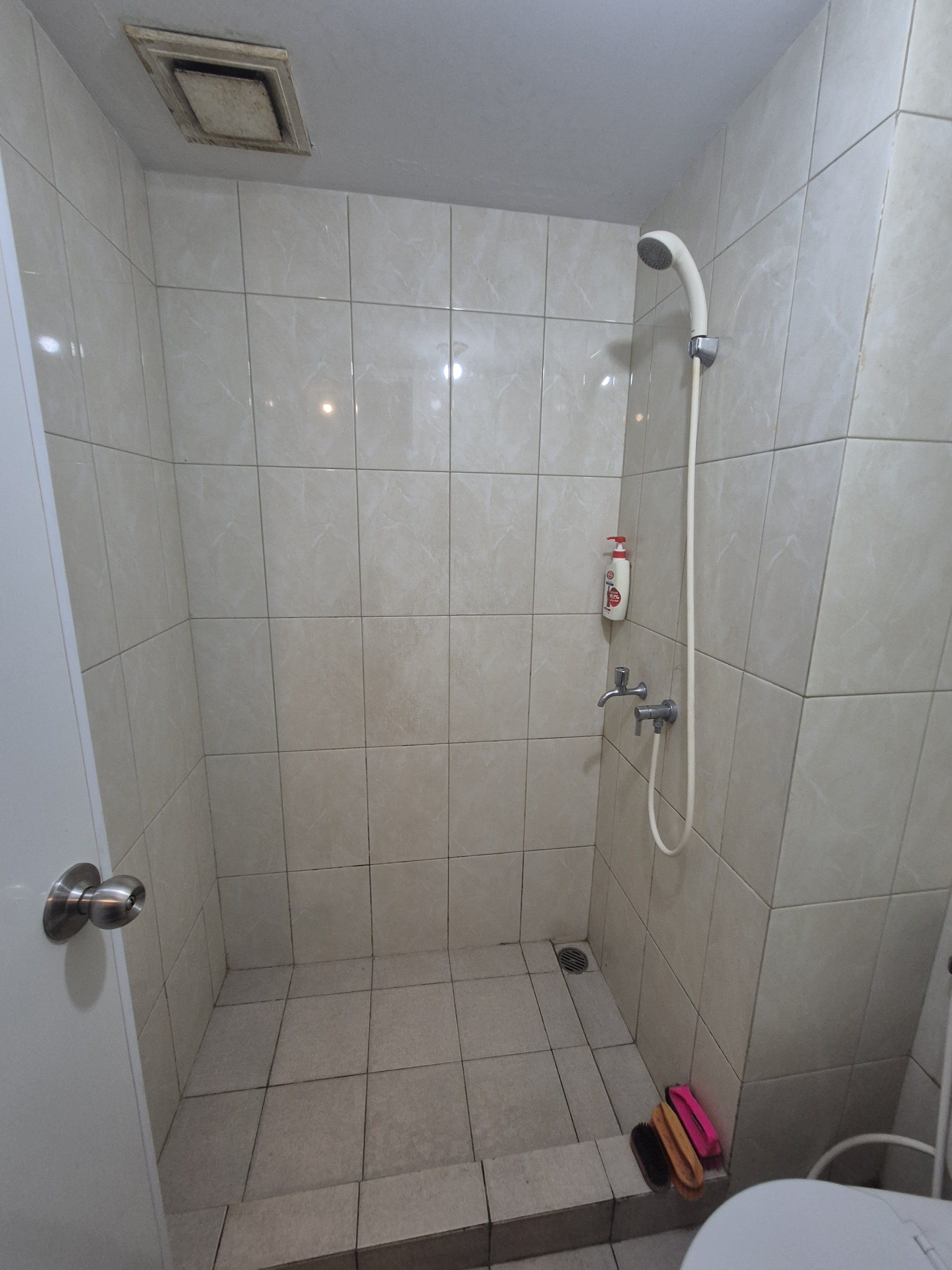 Bathroom 3, Apartemen Springlake Summarecon by Alfa Rooms, Bekasi