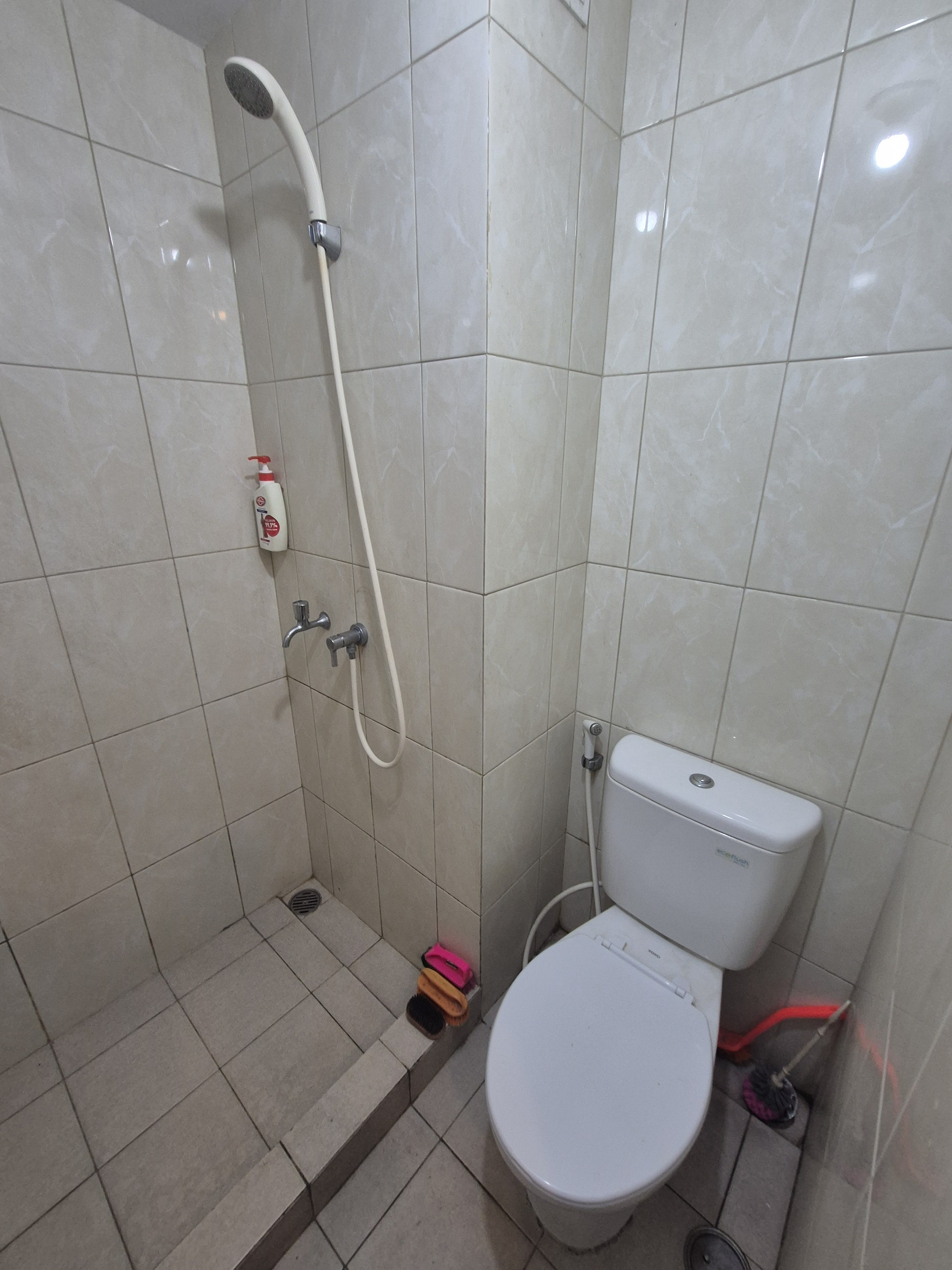 Bathroom 5, Apartemen Springlake Summarecon by Alfa Rooms, Bekasi
