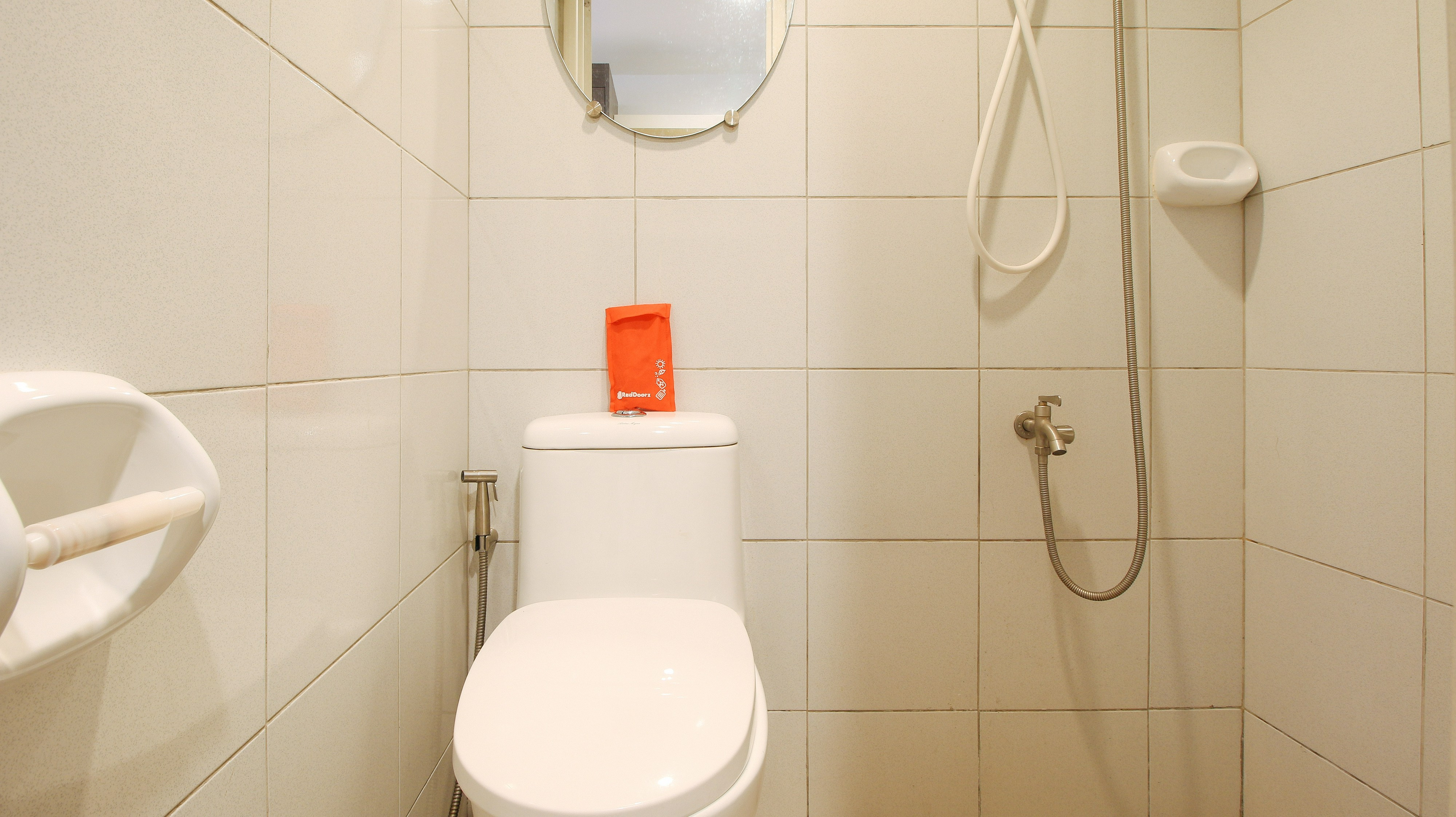 Bathroom, Grand View Tower by RedDoorz, Pasay City