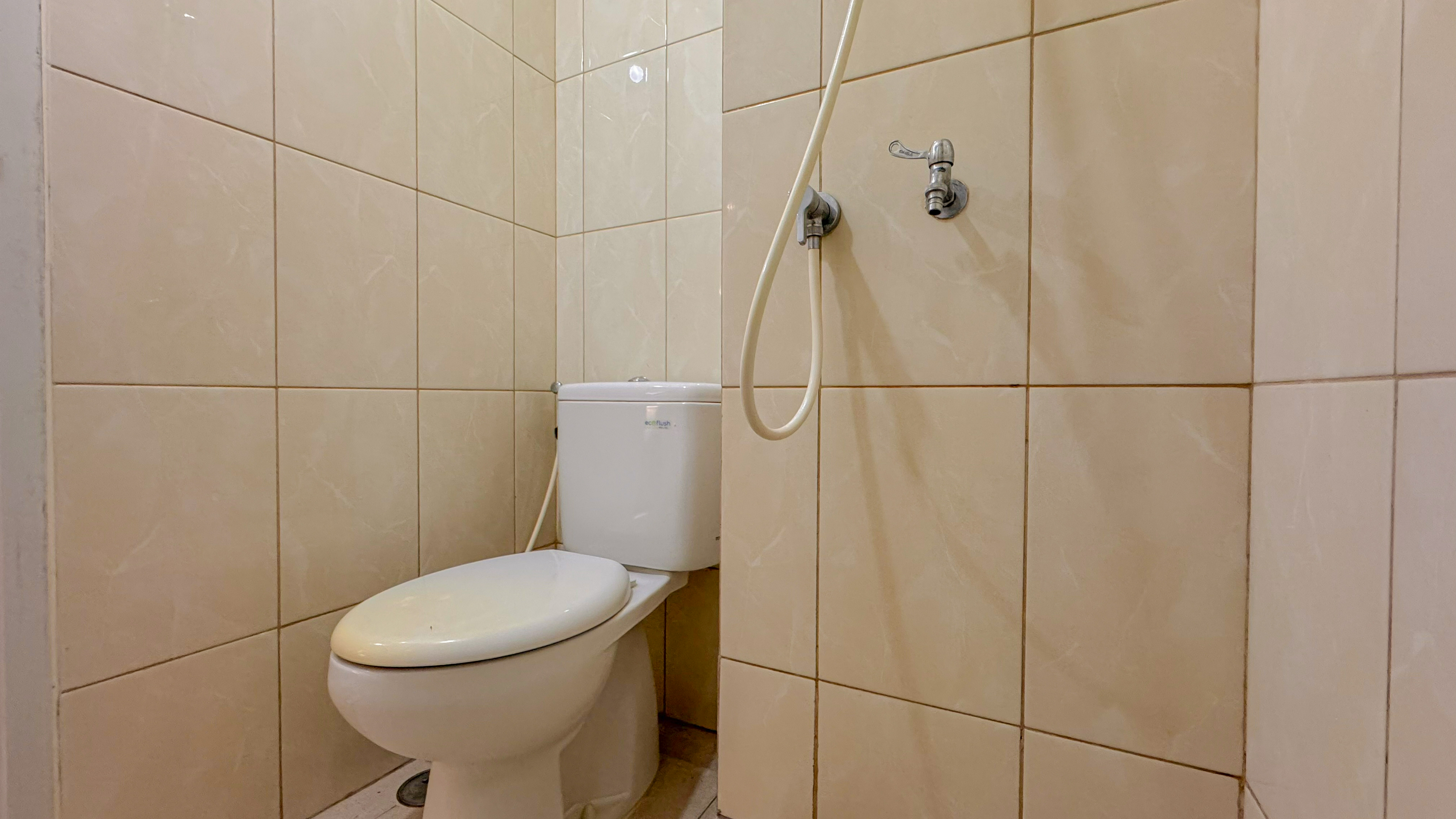 Bathroom 5, Apartemen Springlake Summarecon by DTROOM, Bekasi
