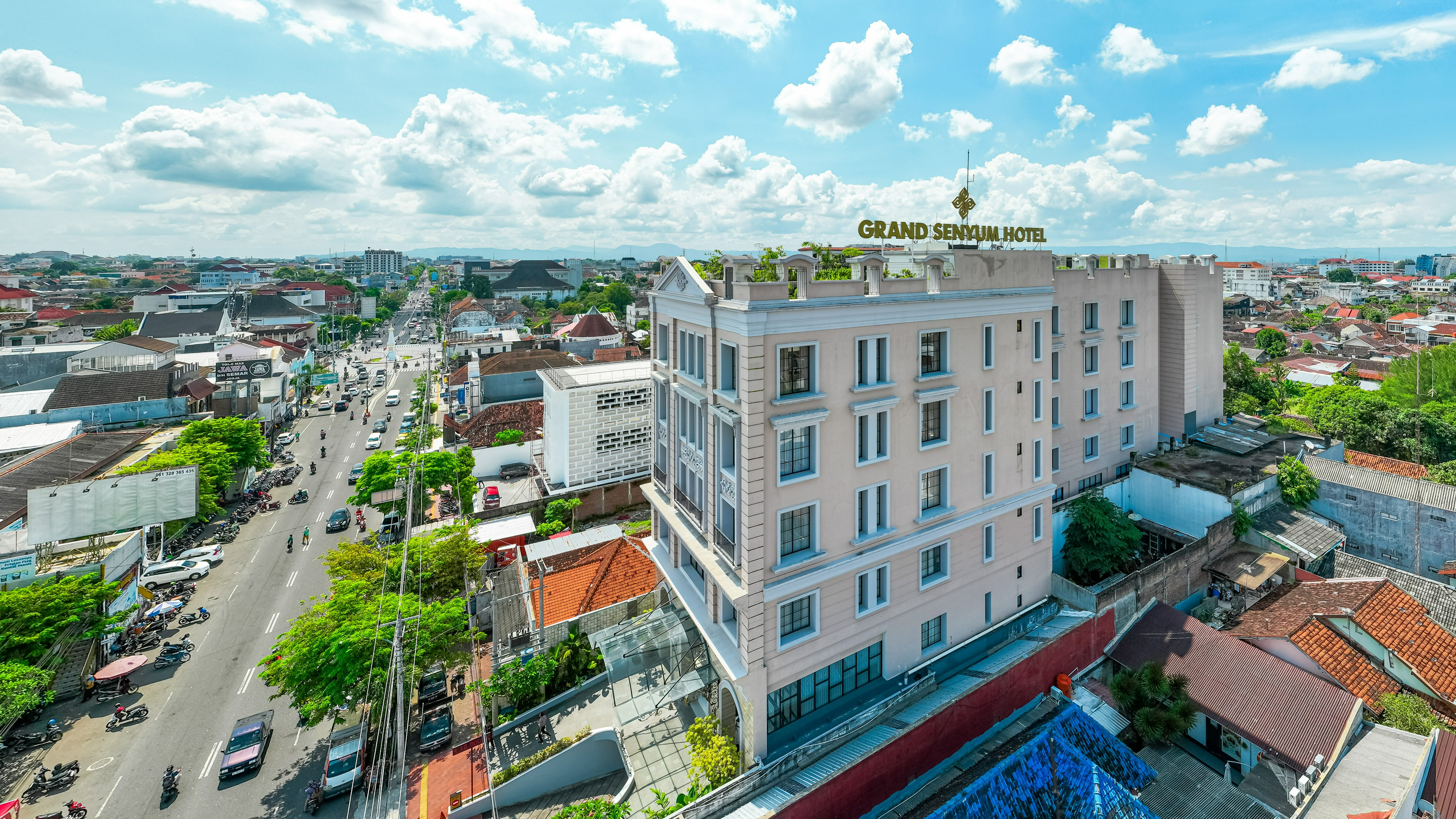 Exterior & Views