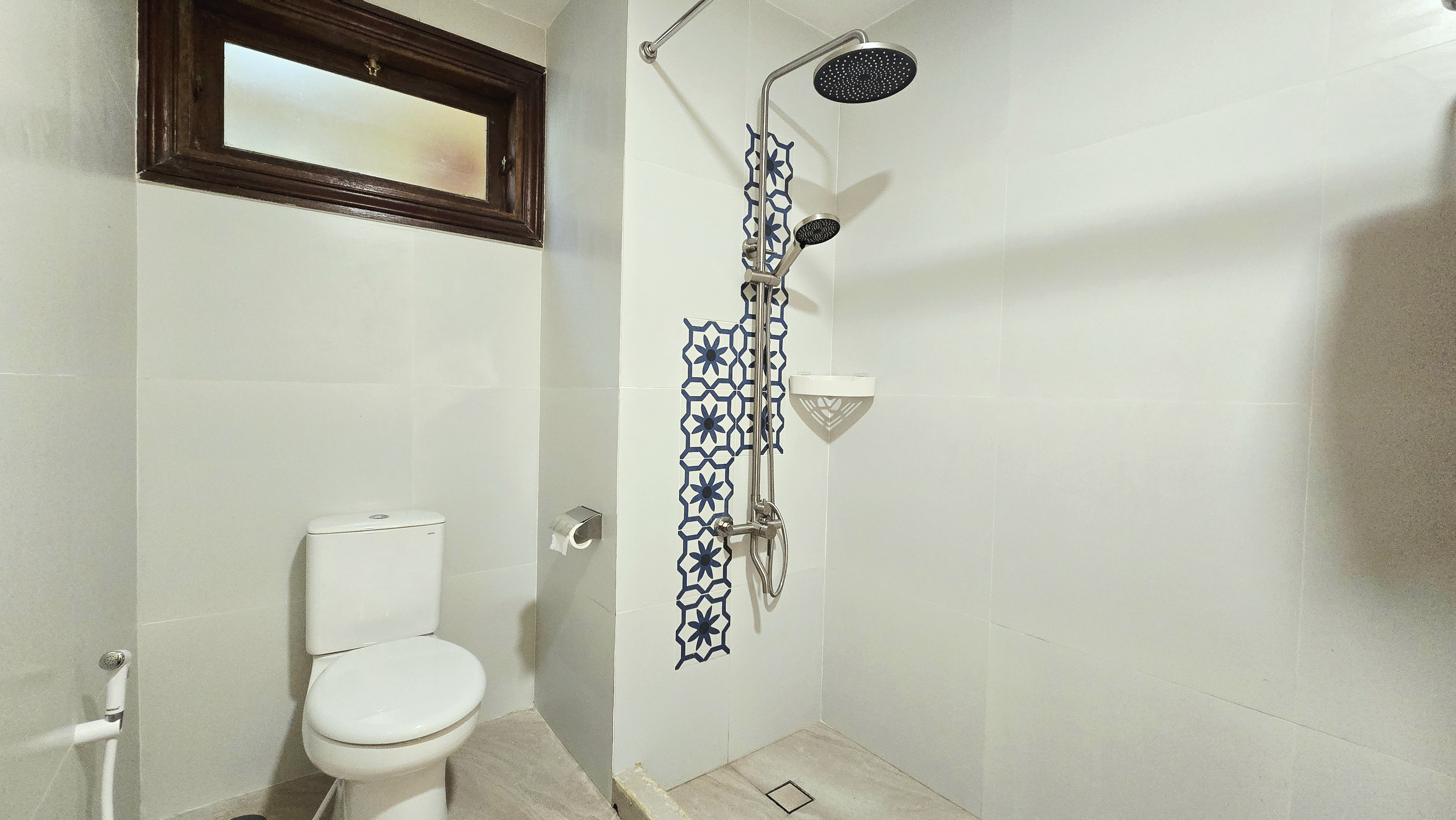 Bathroom, Marbella Place Anyer tower Nakula by Arcaresort, Serang