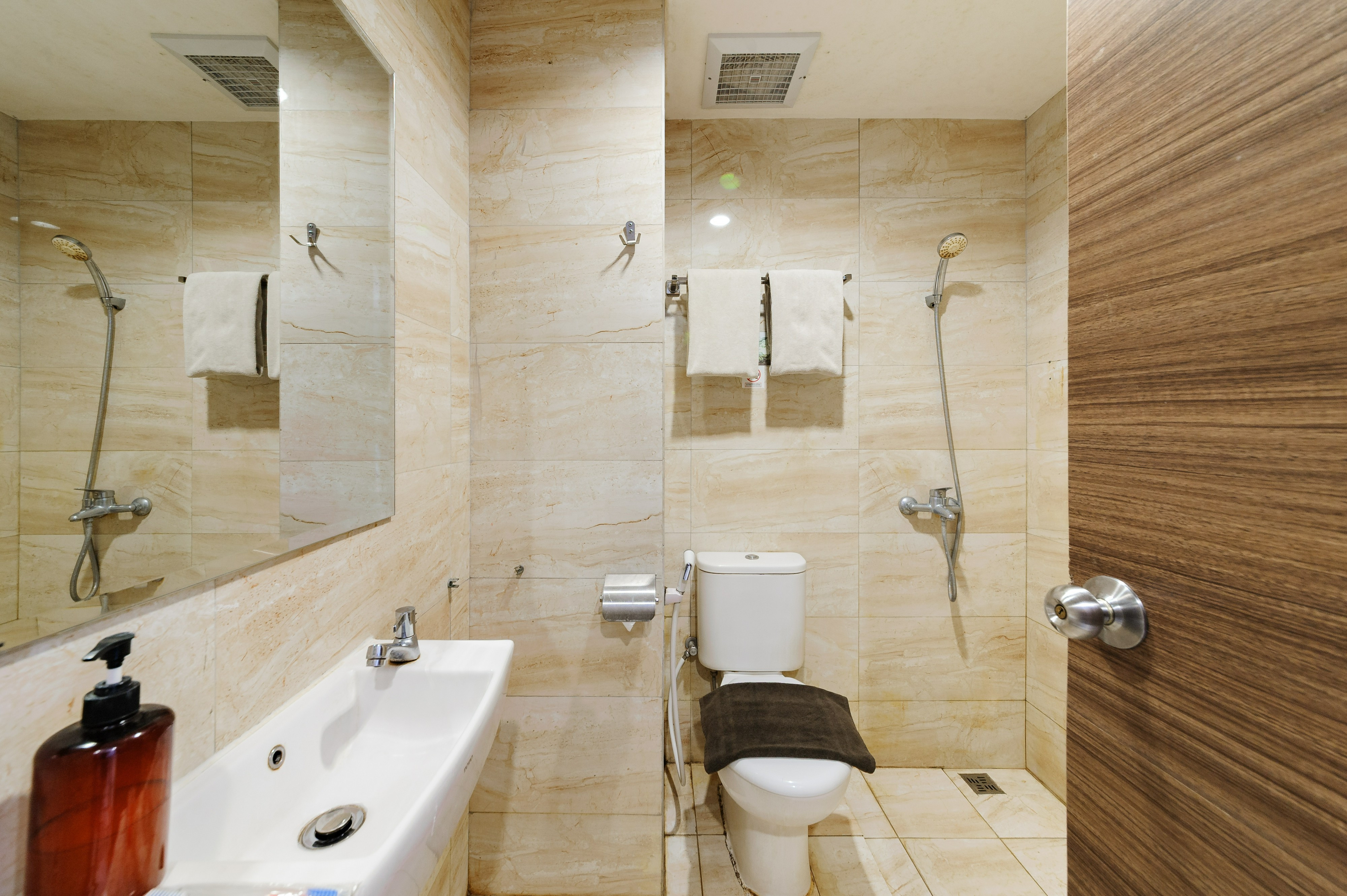 Bathroom, Sans Vibes Firdaus Mansion Kemang, South Jakarta