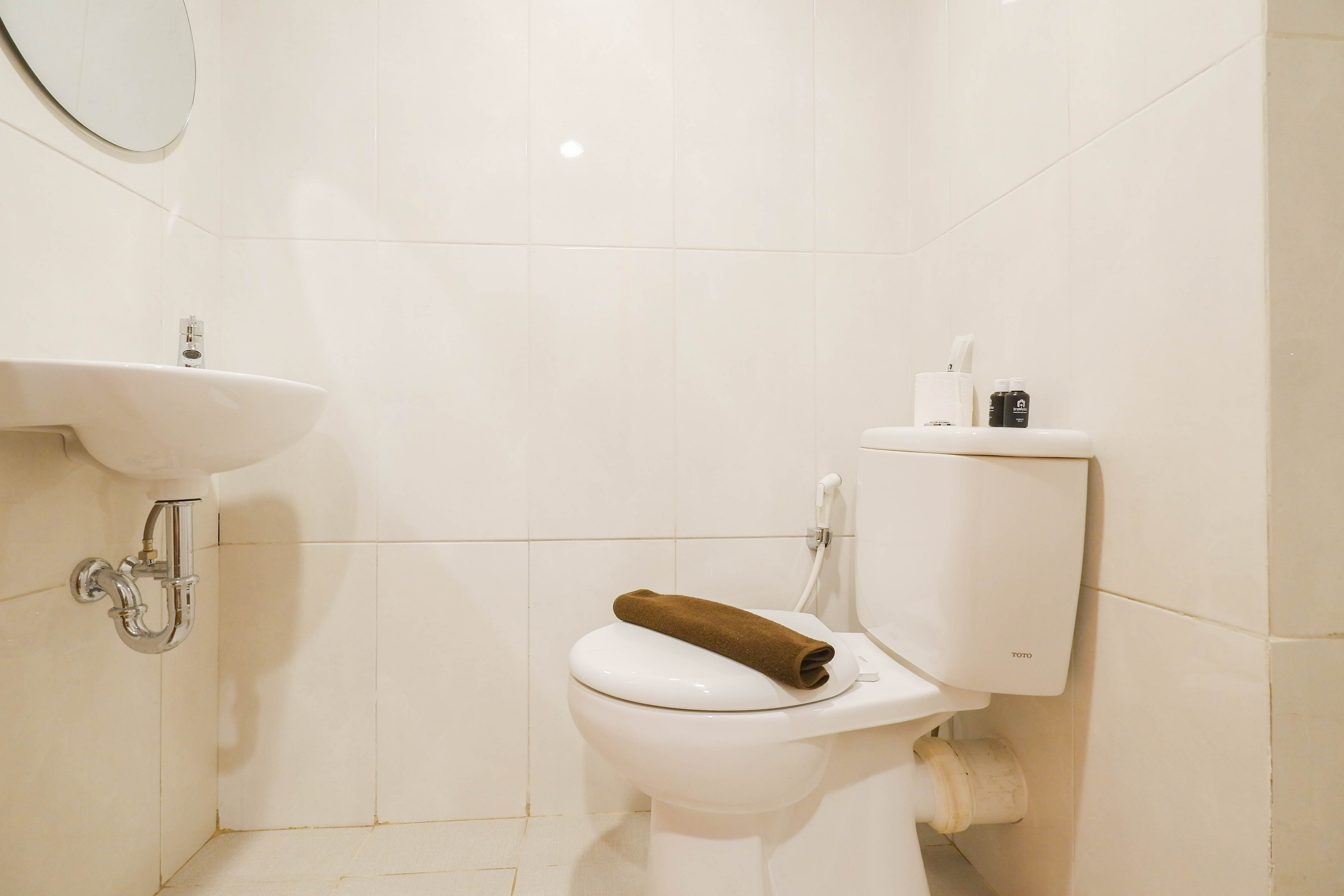 Bathroom 2, Good and Homey Studio at Evenciio Margonda Apartment By Travelio, Depok