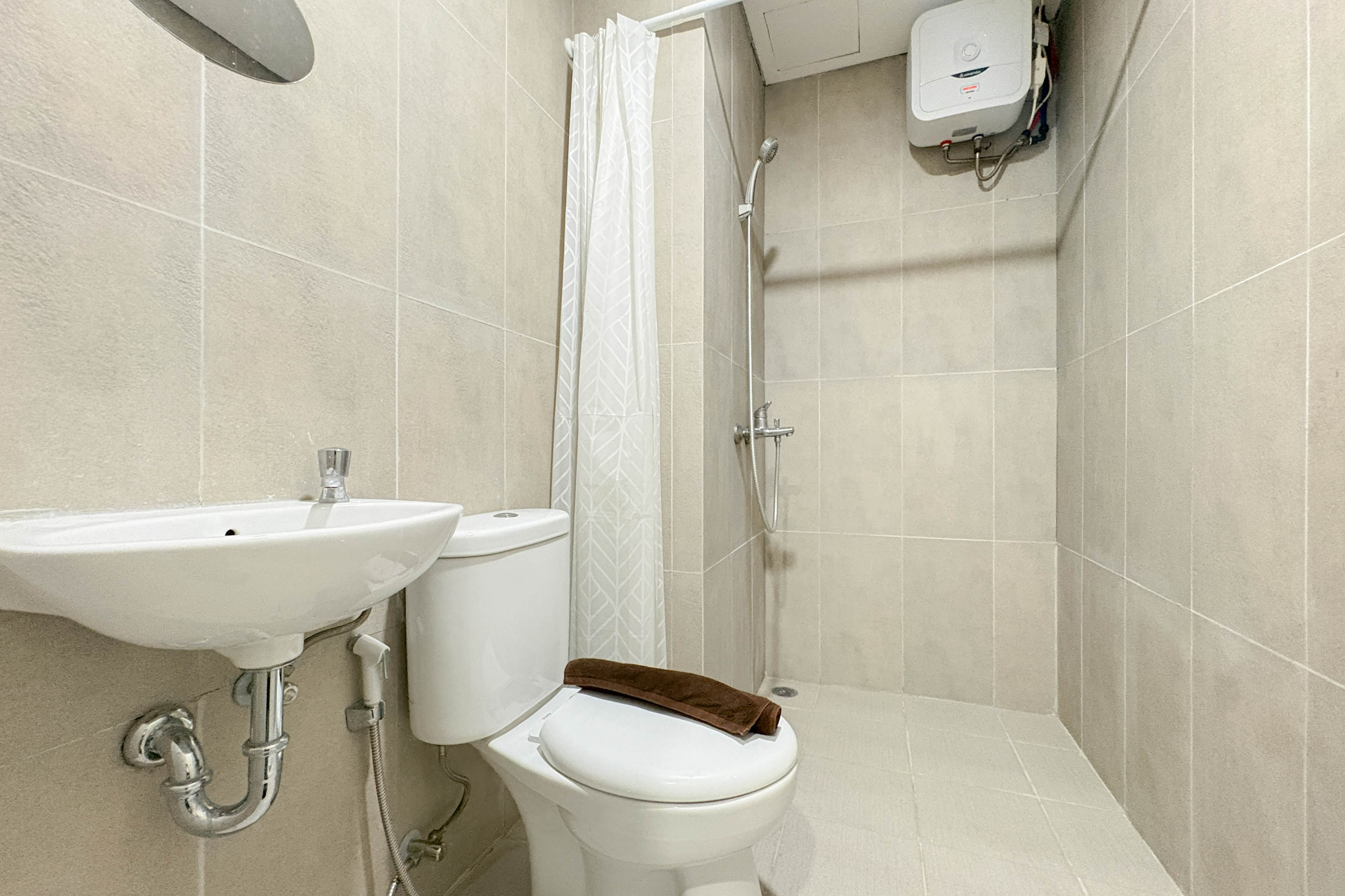 Bathroom 4, Elegant and Airy Studio at Apartment Tamansari Skylounge Makassar By Travelio, Makassar