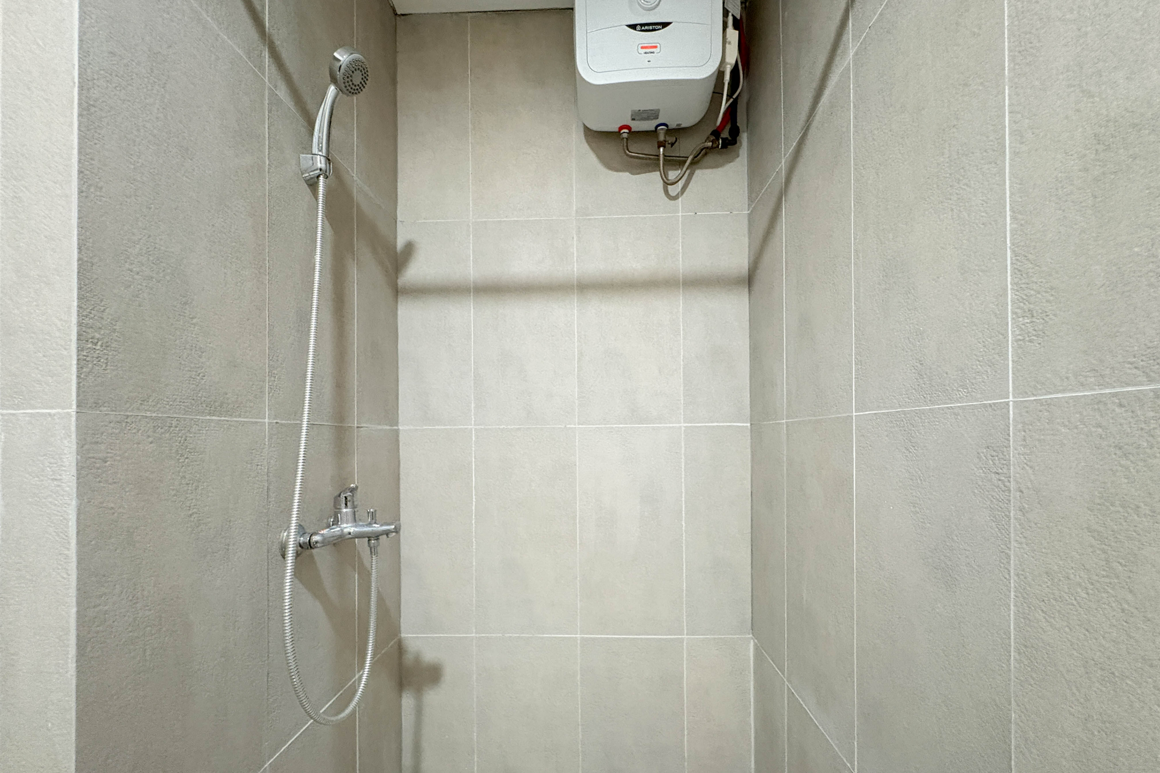 Bathroom 3, Elegant and Airy Studio at Apartment Tamansari Skylounge Makassar By Travelio, Makassar