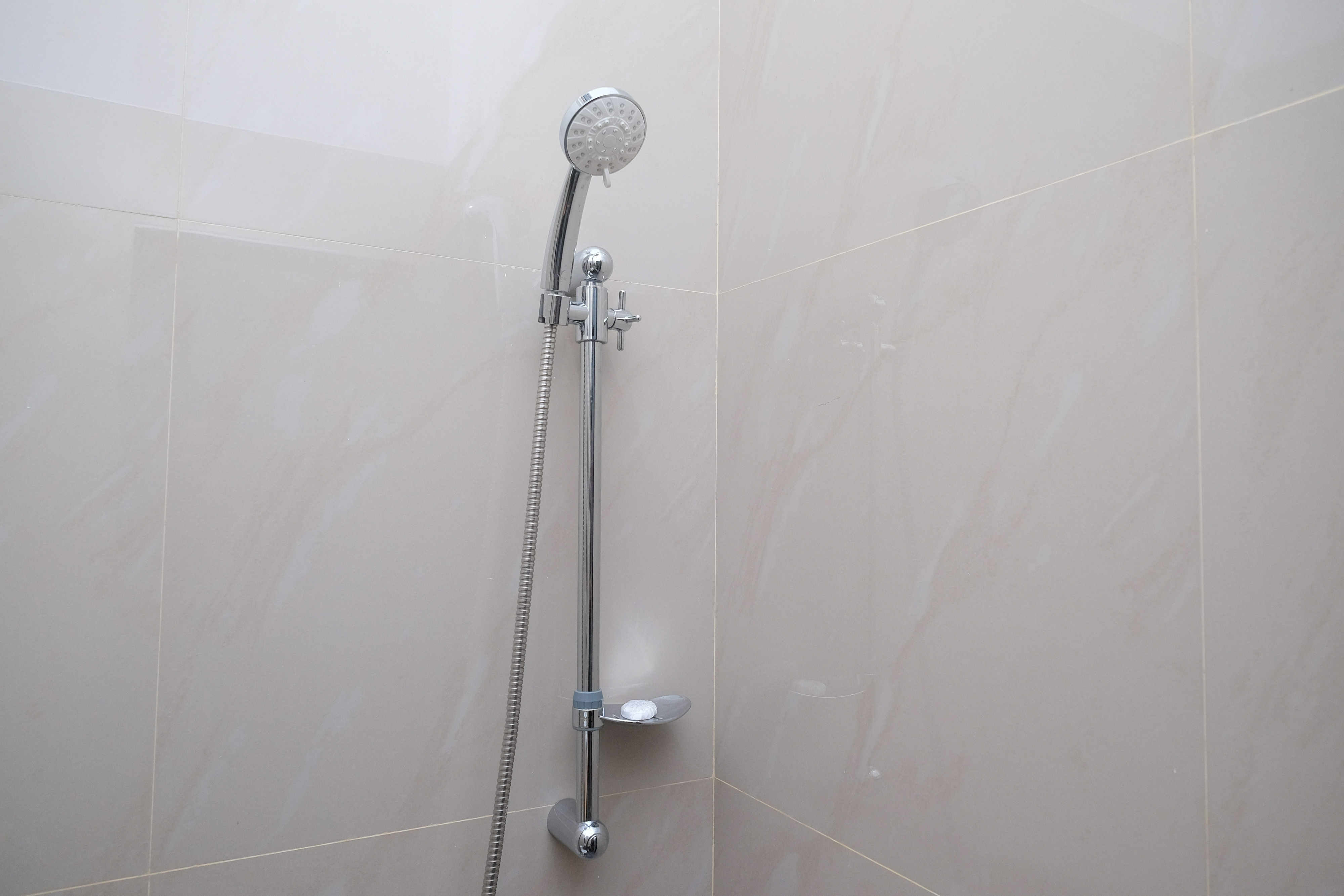 Bathroom 2, RedDoorz @ Tasneem Puspowarno Semarang, Semarang