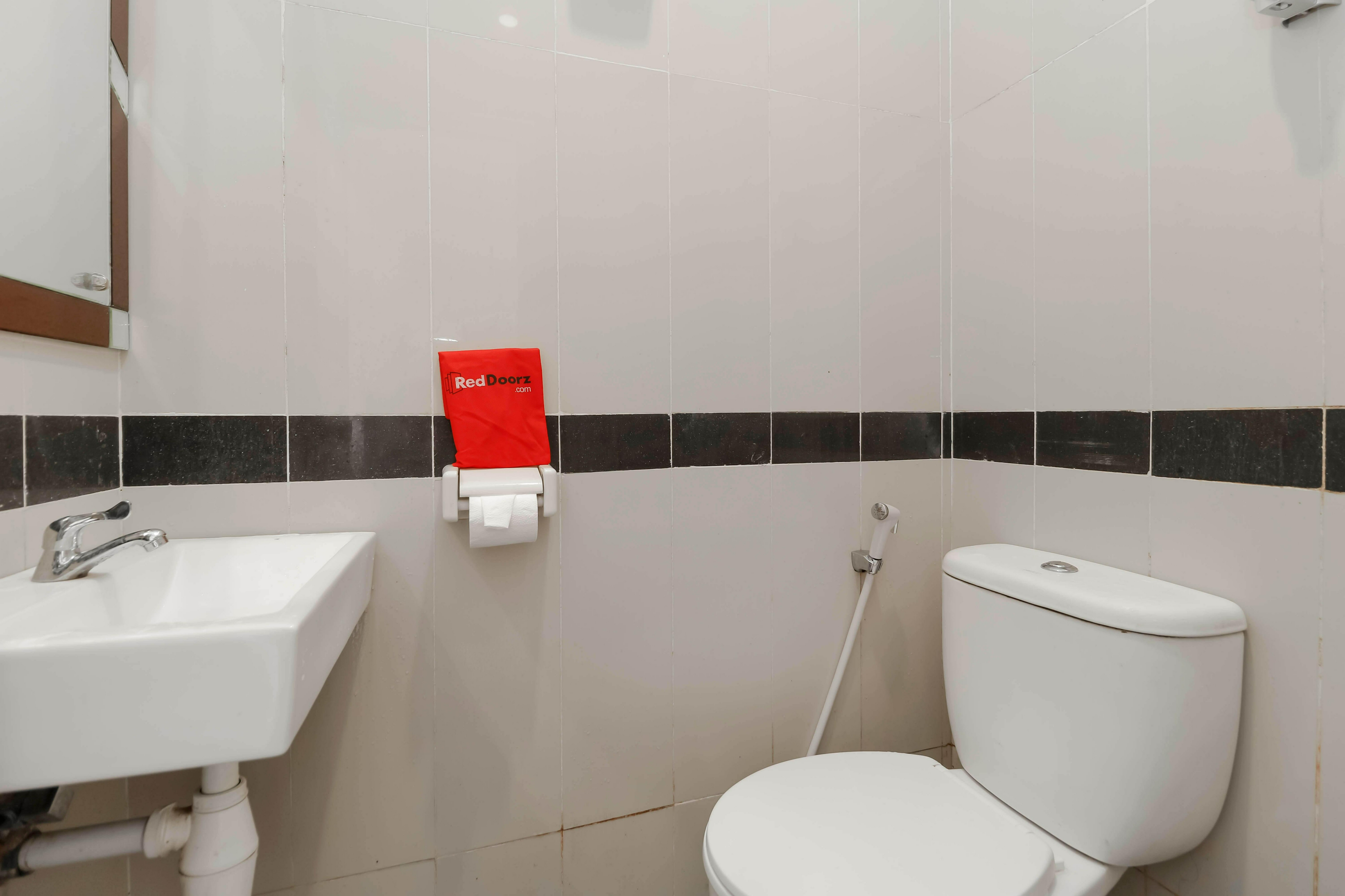 Bathroom 2, RedDoorz near Exit Toll Bogor, Bogor