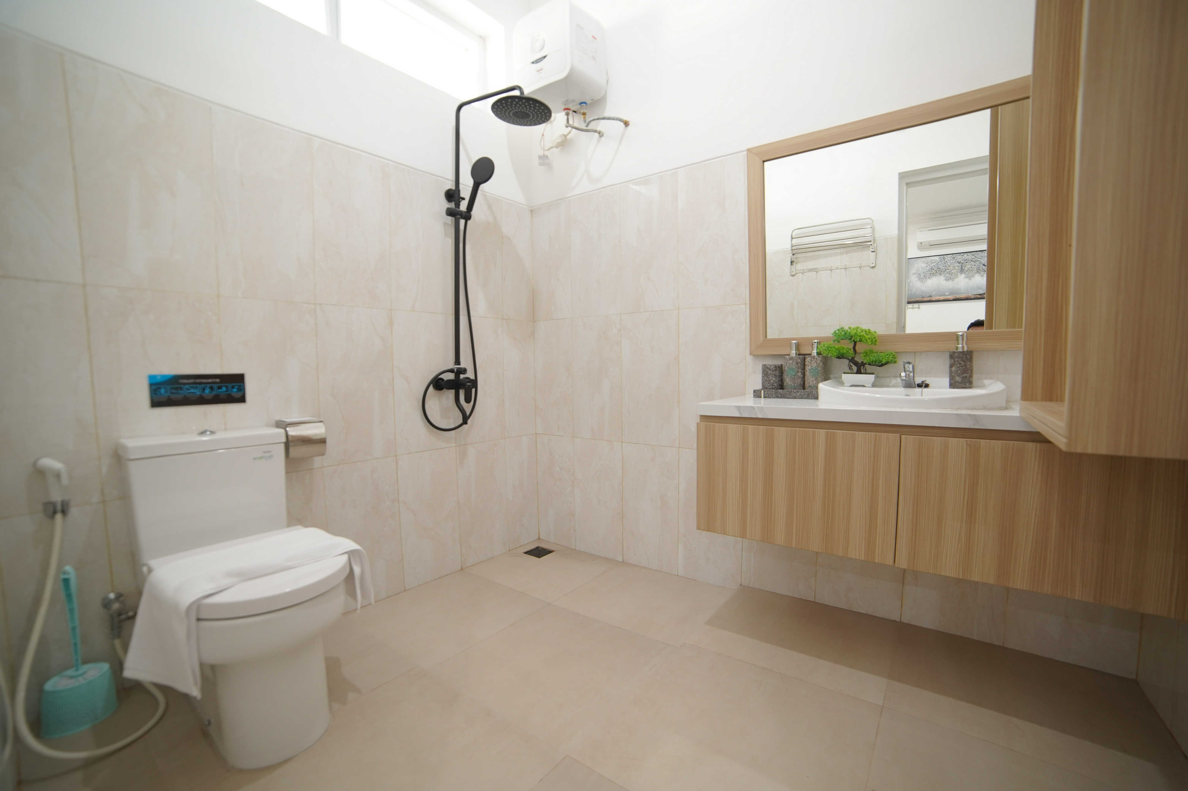 Bathroom 5, Ubu Villa Harmonie | Spacious 4BR Private Pool, Sleman