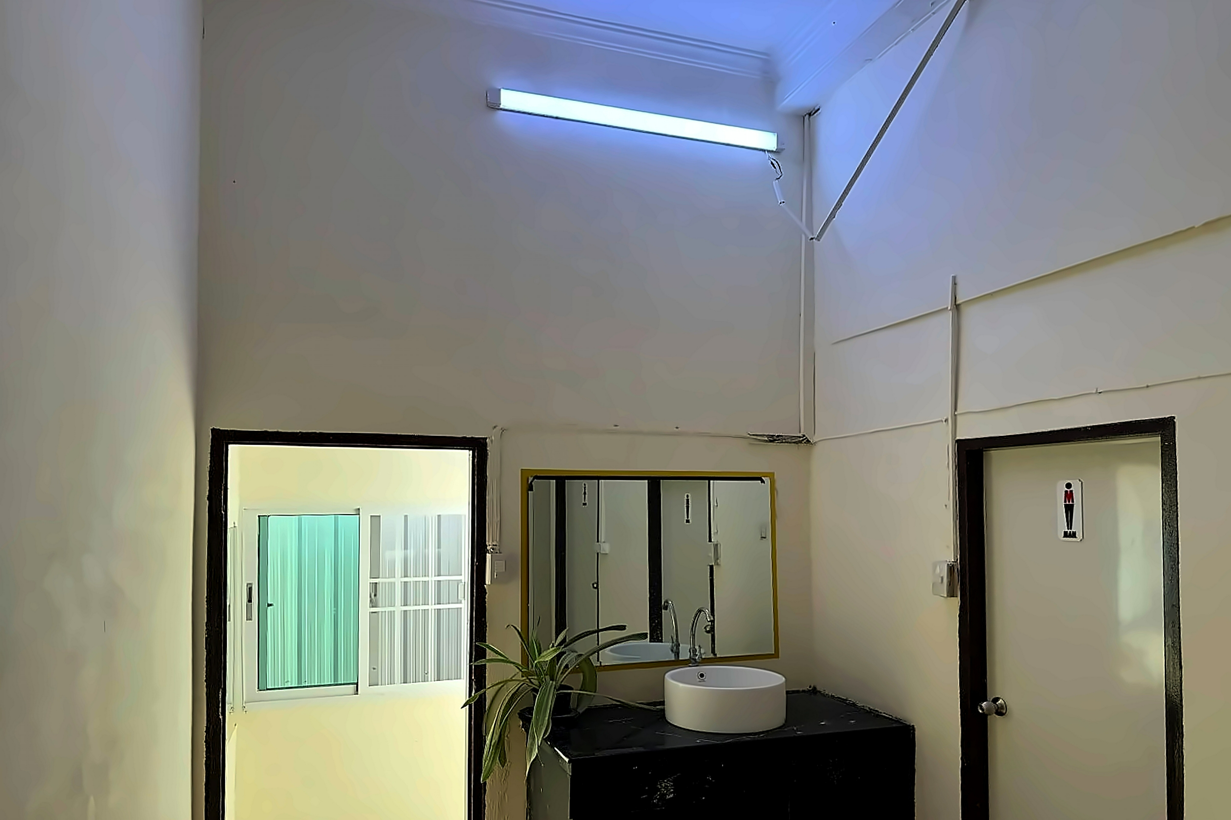 Bathroom 2, The House Hostel 2, Phra Nakhon