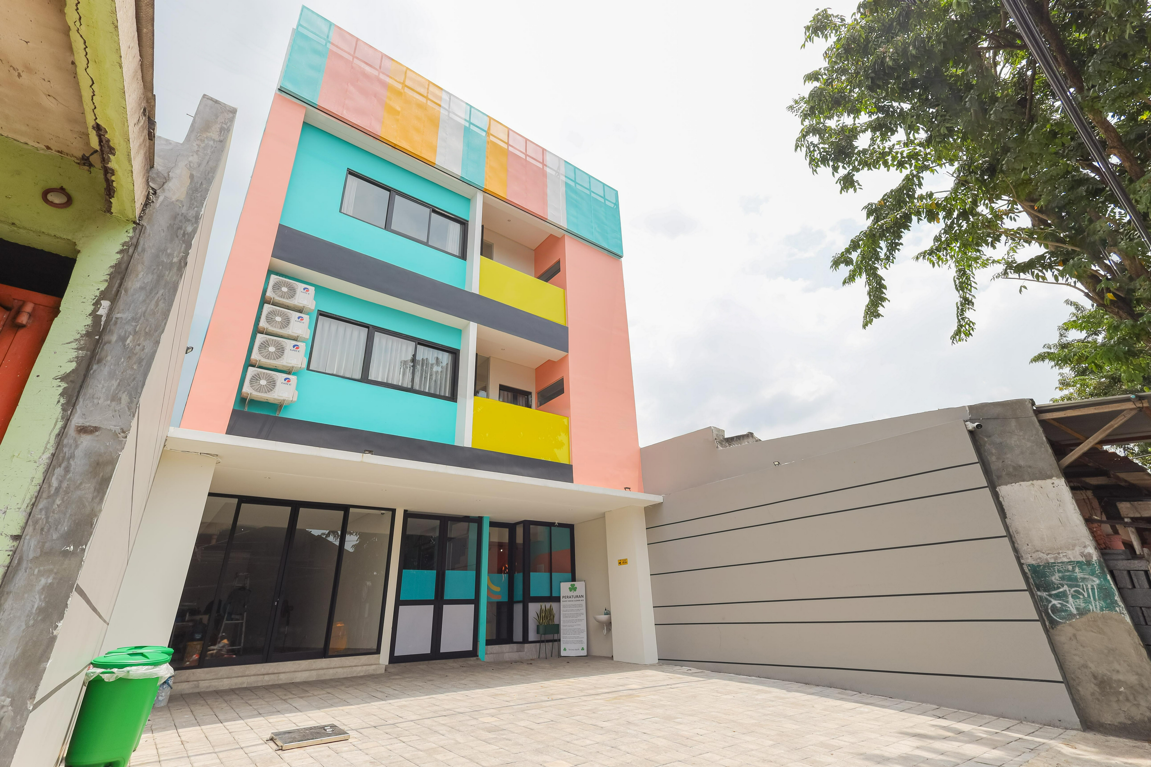 Exterior & Views 2, Sans Hotel Clover Ace Surabaya by RedDoorz, Surabaya