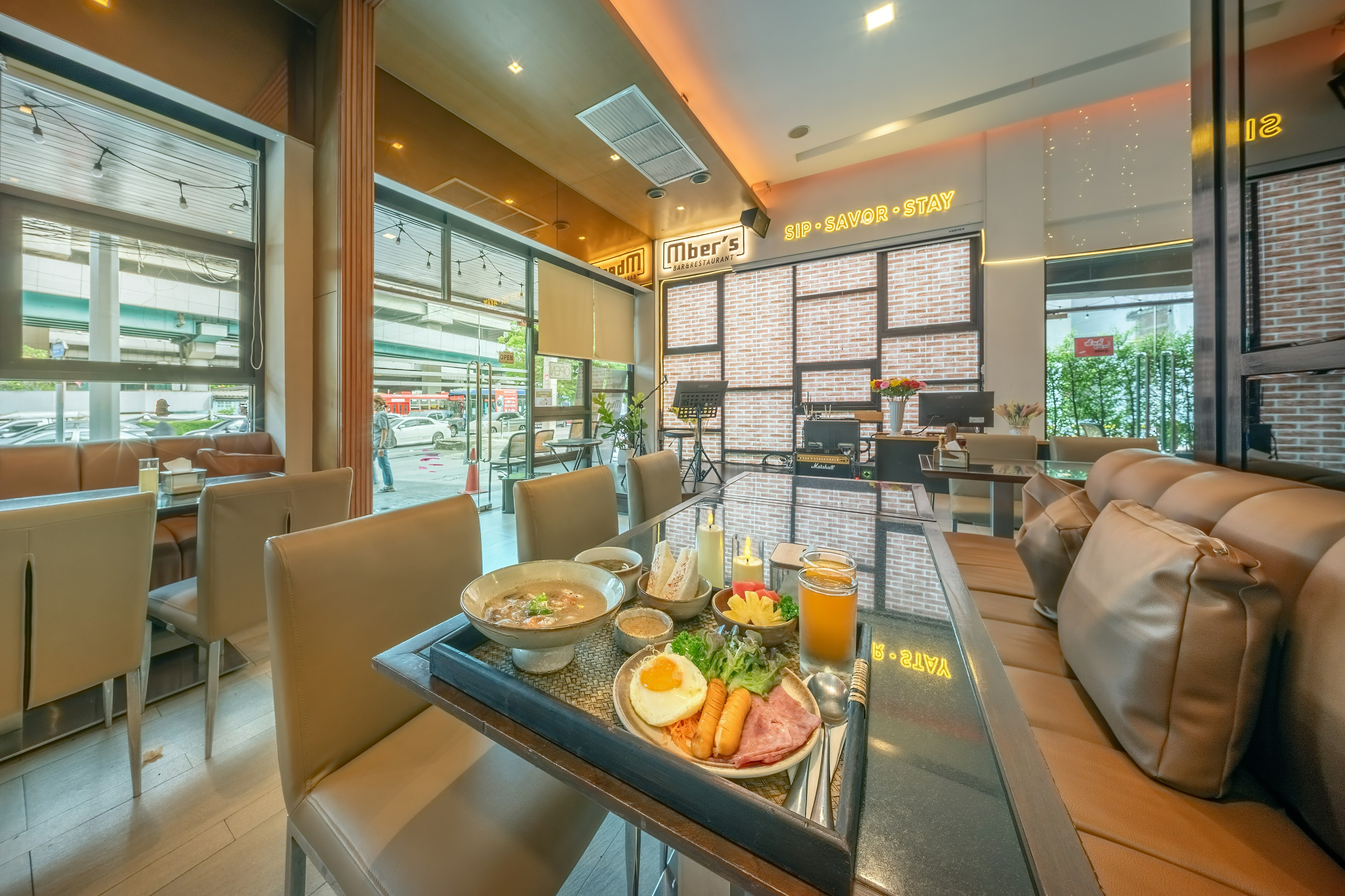 Food & Drinks 5, M2 De Bangkok, Din Dang