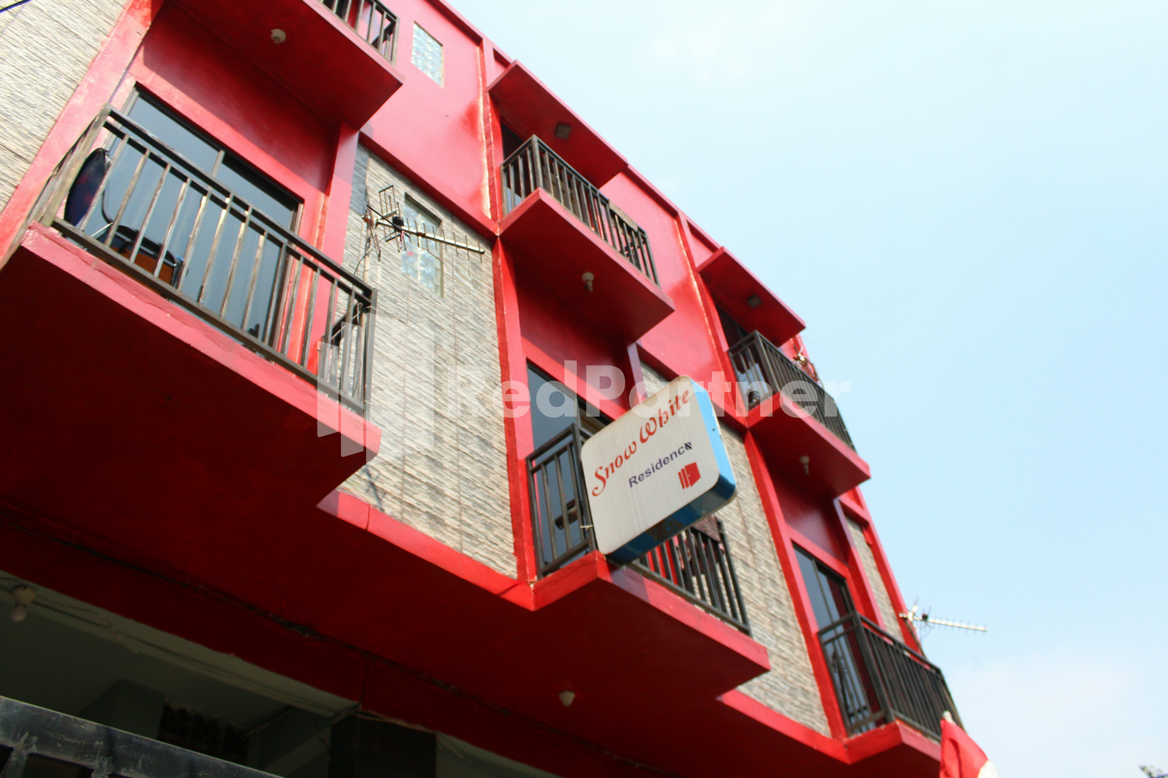 Exterior & Views 2, Snow White Residence near Grogol Mitra RedDoorz, West Jakarta