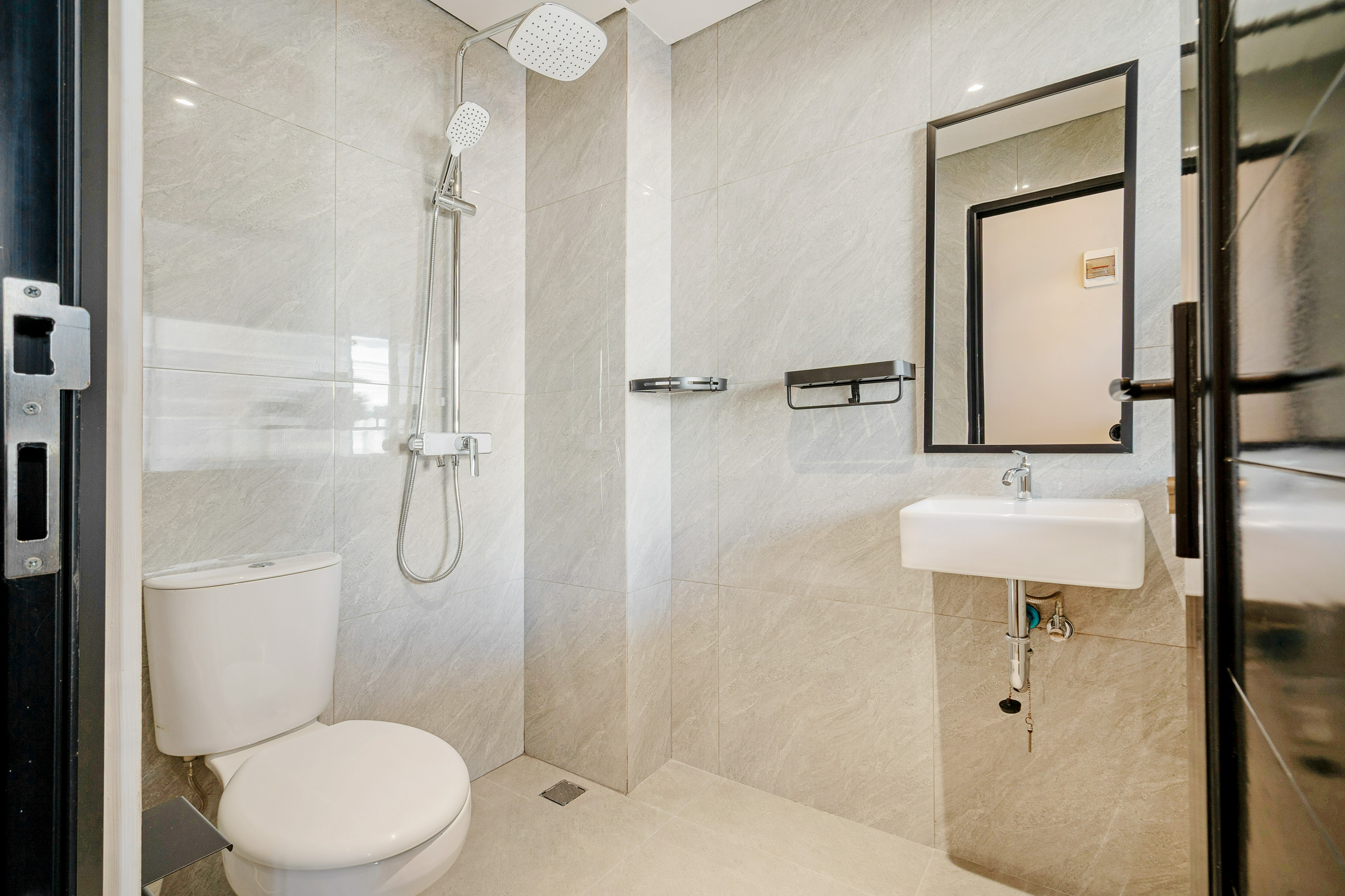 Bathroom 2, Rukita Gondangdia Cikini, Jakarta Pusat