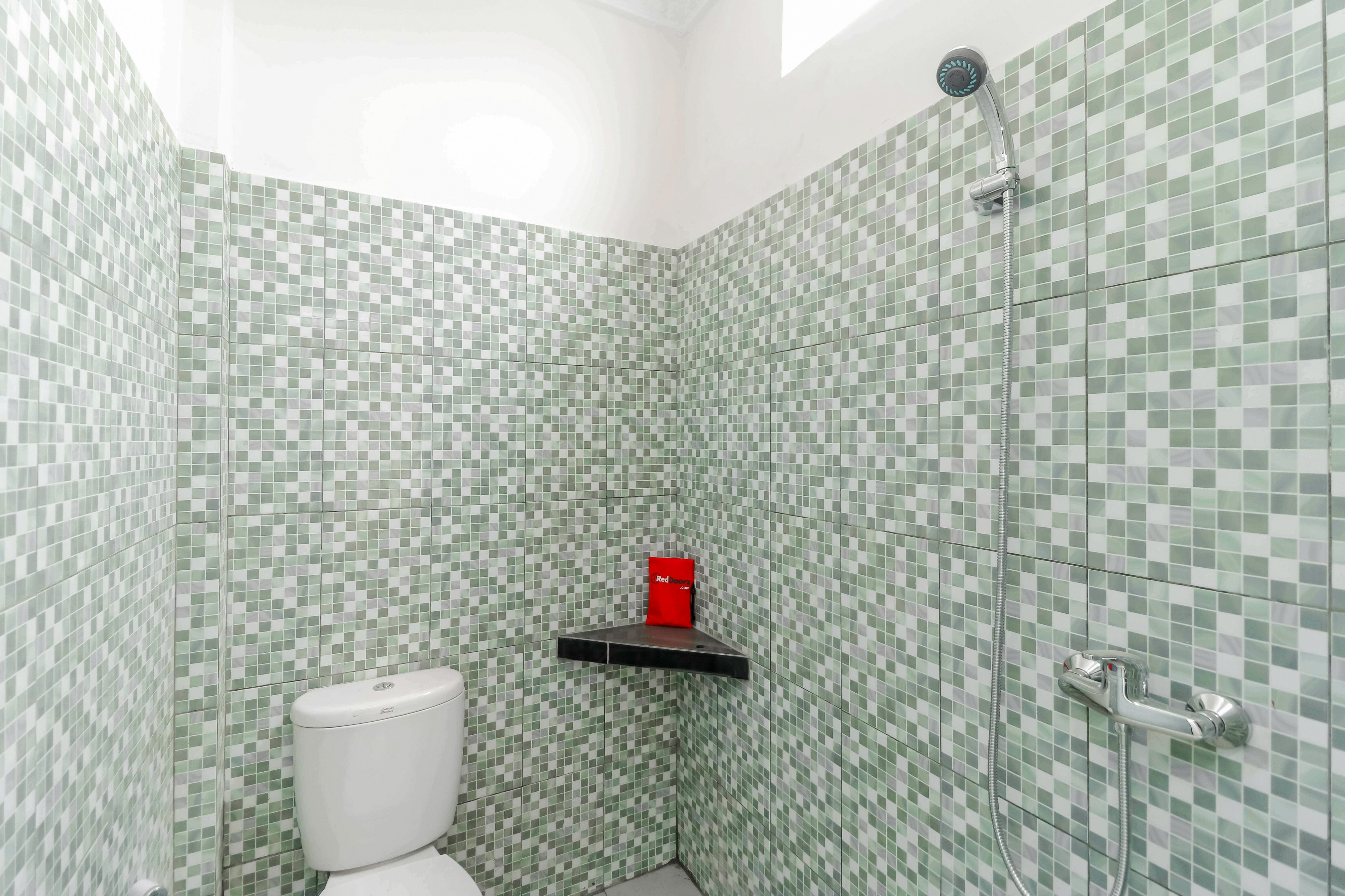 Bathroom 3, RedDoorz Plus near Palembang Square Mall, Palembang