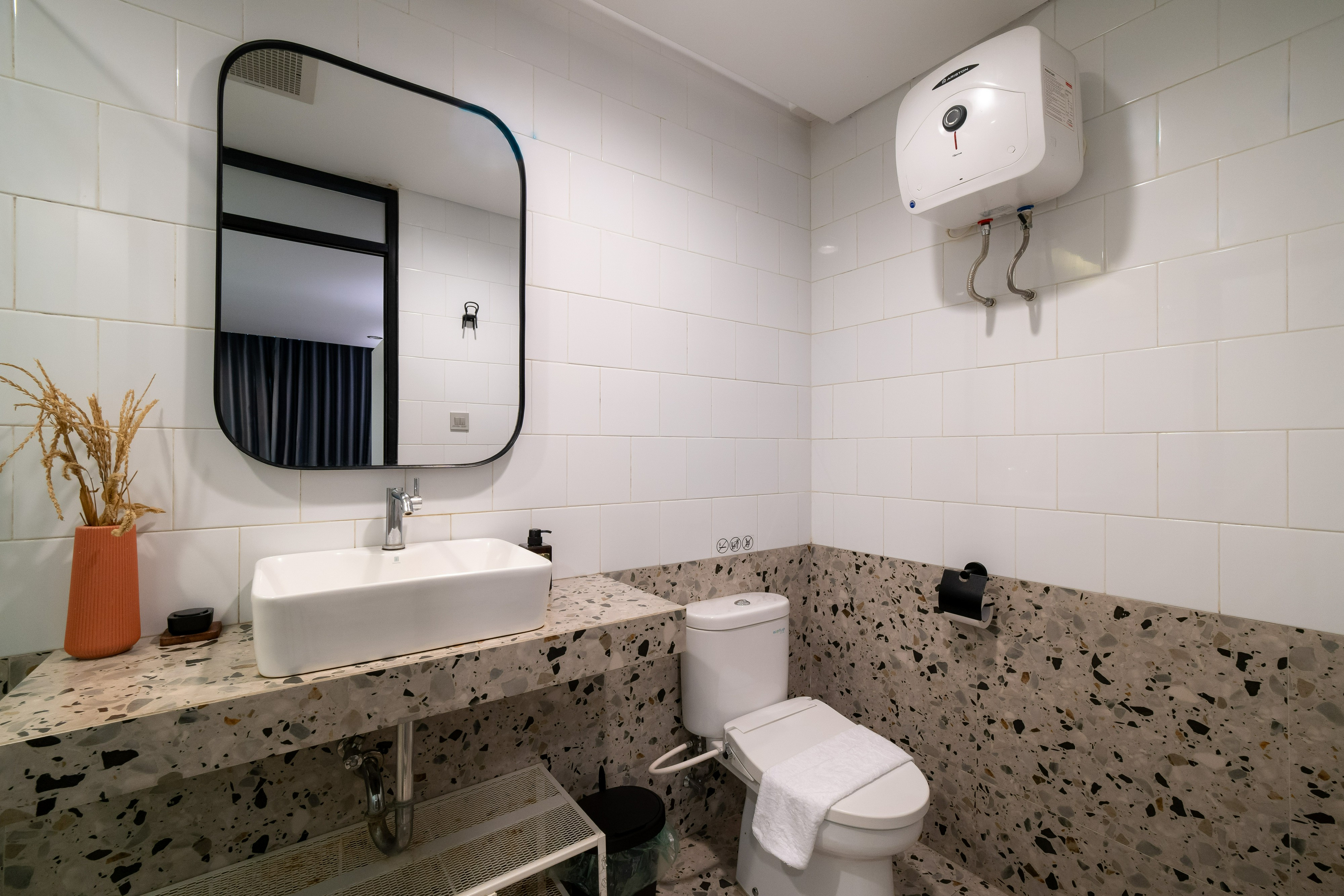 Bathroom 5, Analogi Tabebuya, Bandung