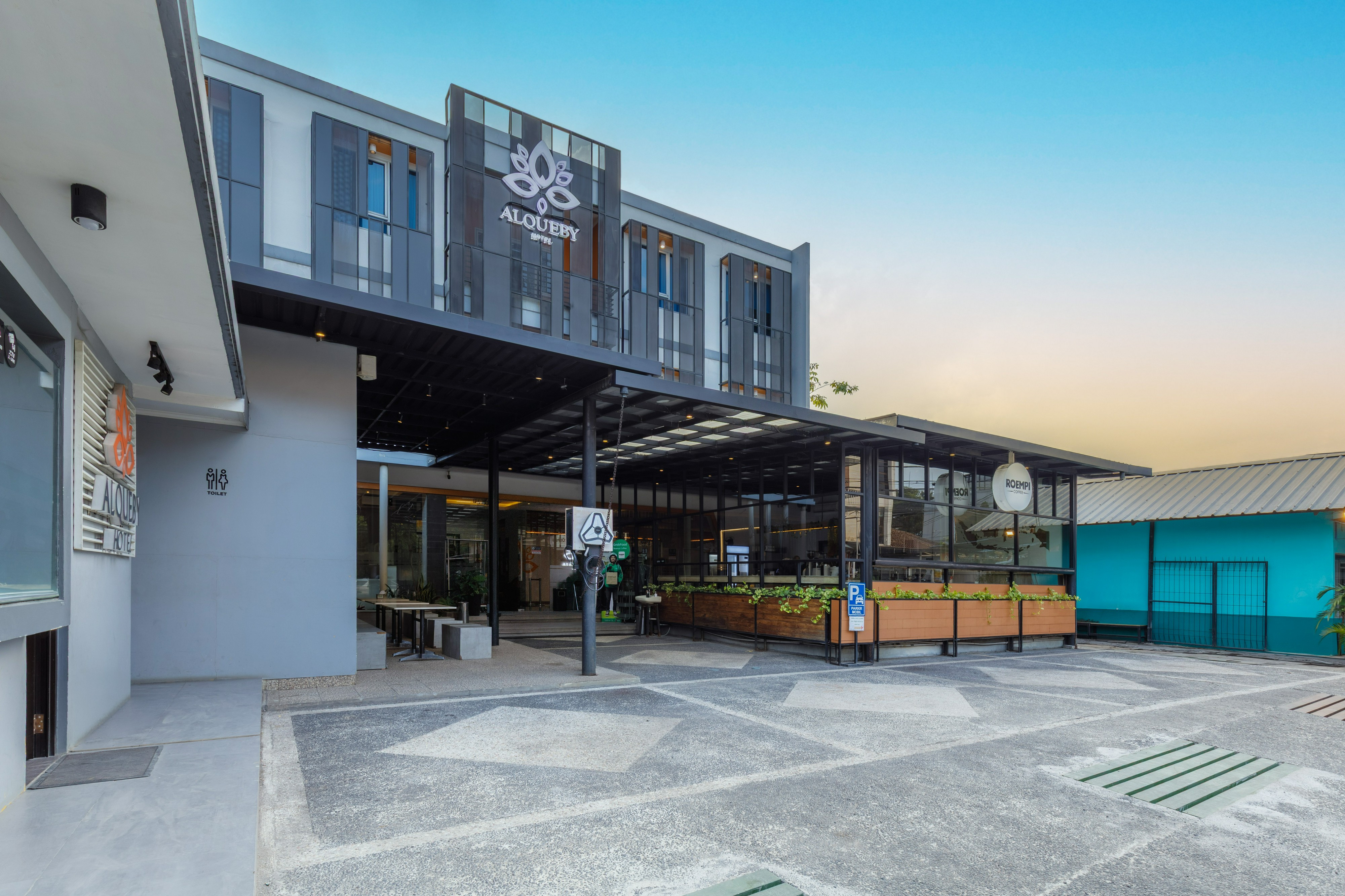 Exterior & Views