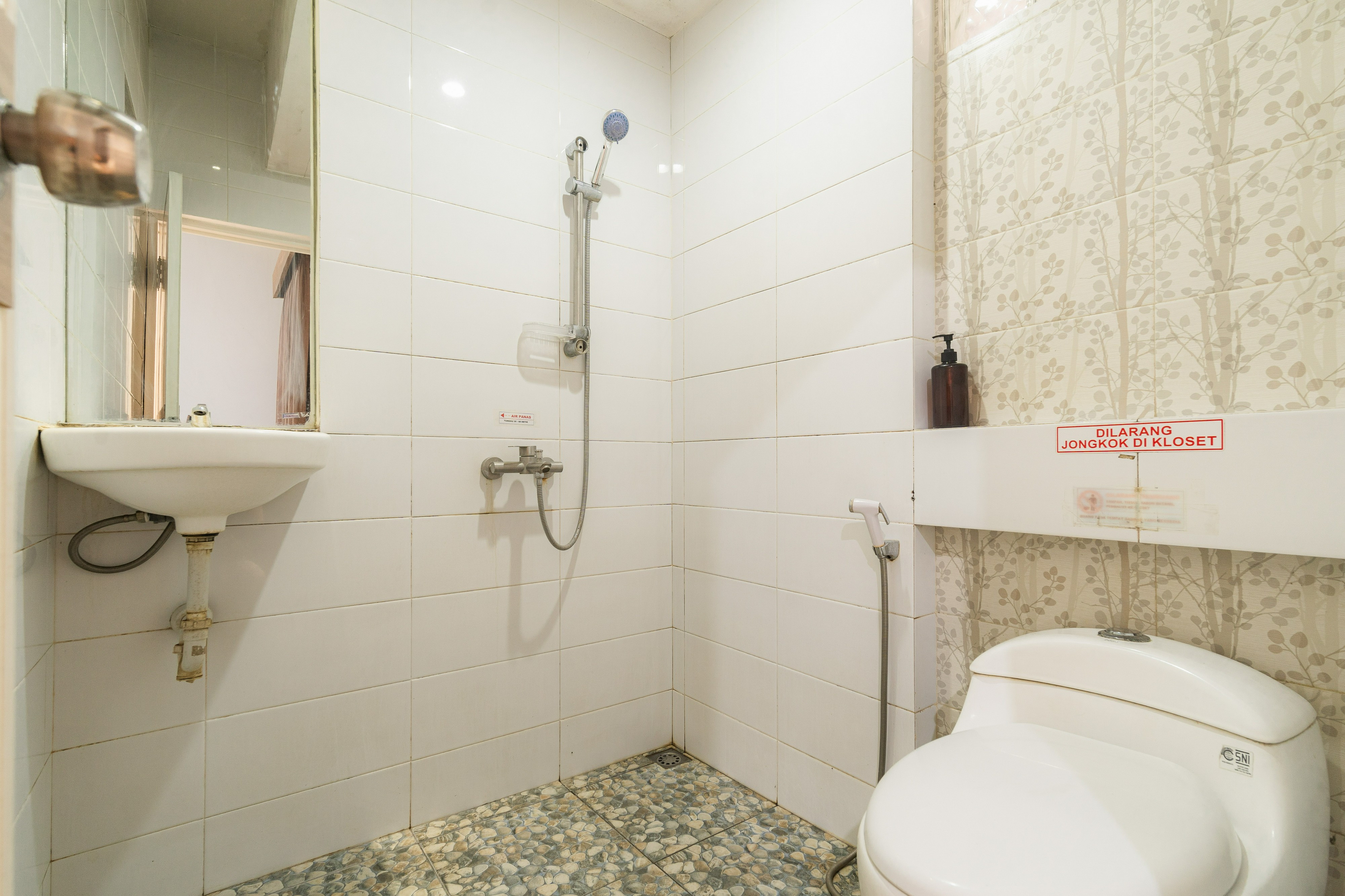 Bathroom 3, Urbanview Java Living Sigura Gura, Malang