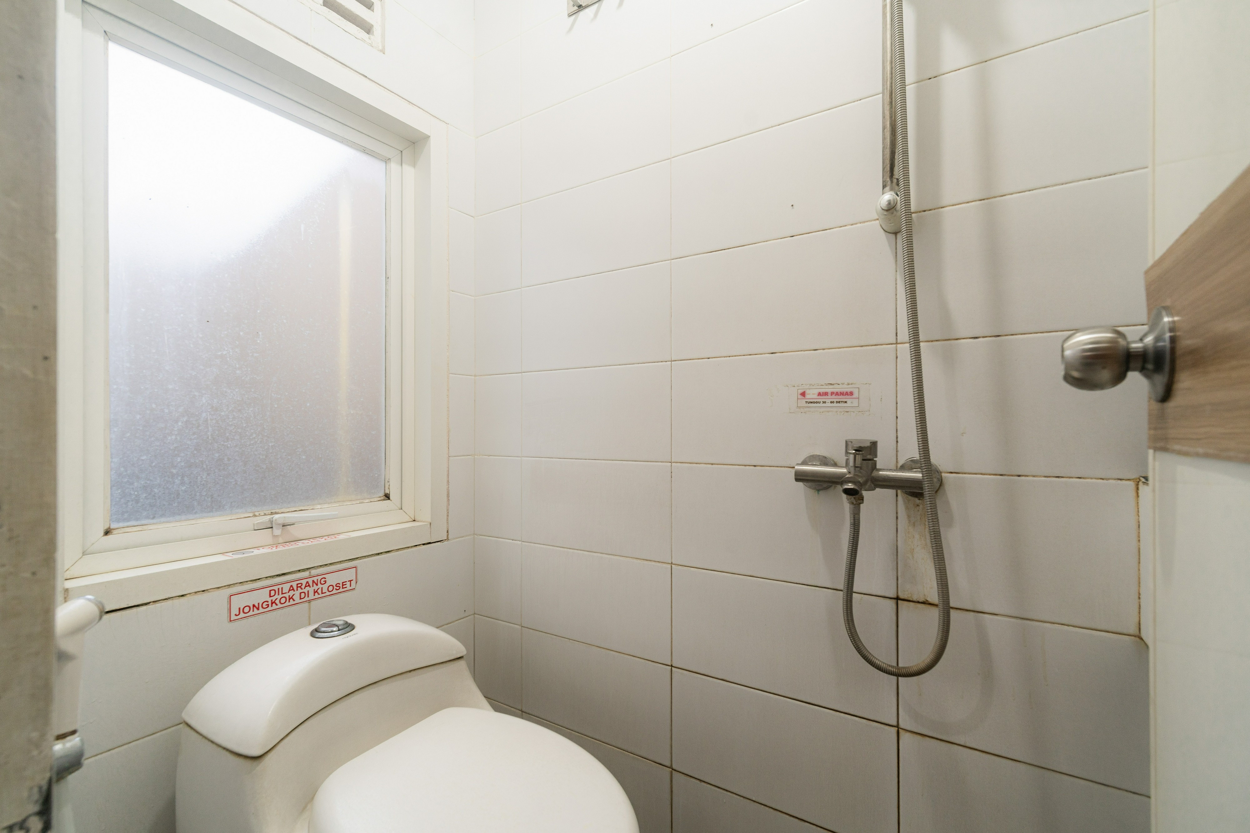 Bathroom 5, Urbanview Java Living Sigura Gura, Malang