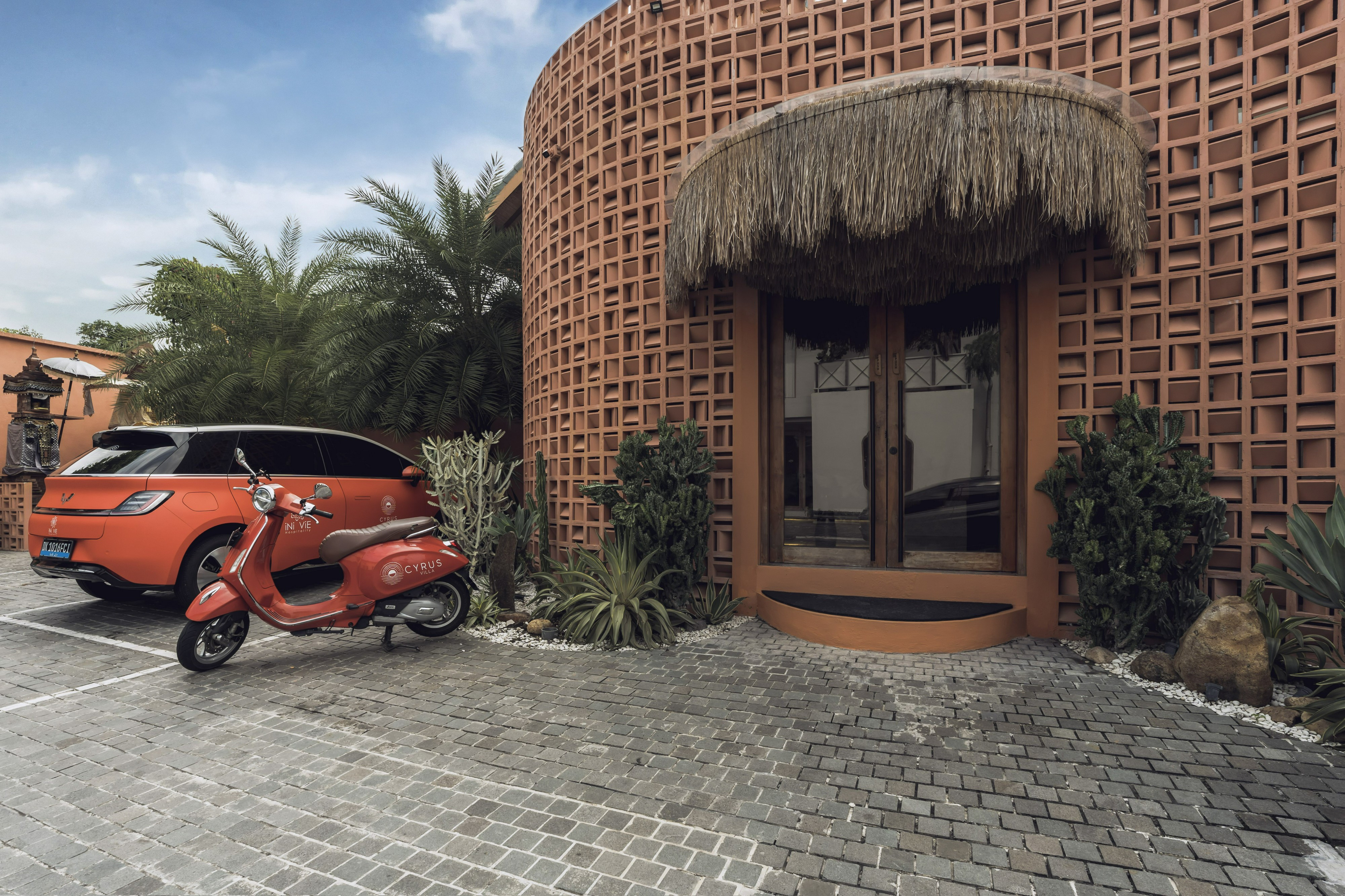Exterior & Views