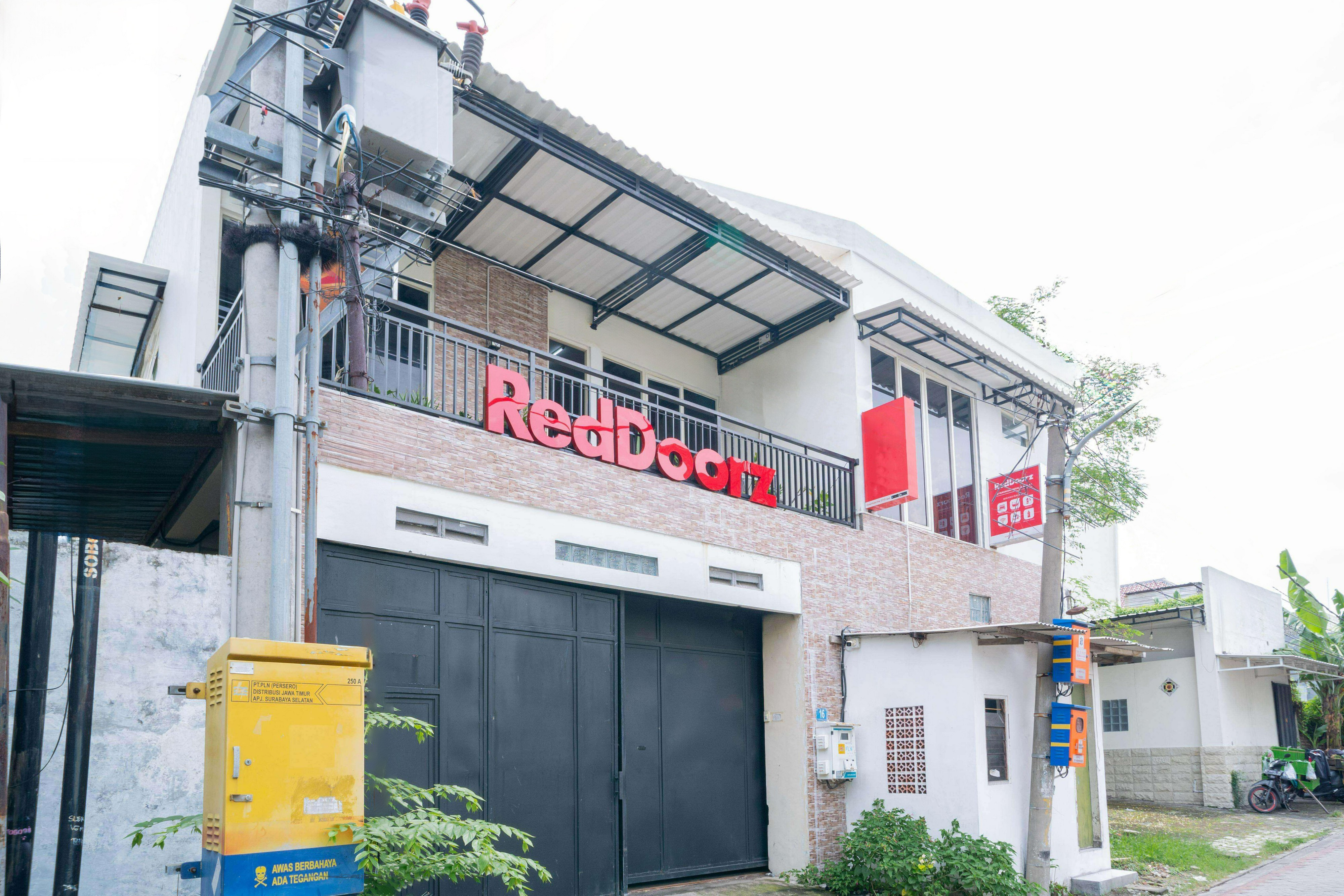 Exterior & Views 2, RedDoorz @ Sukomanunggal Surabaya, Surabaya