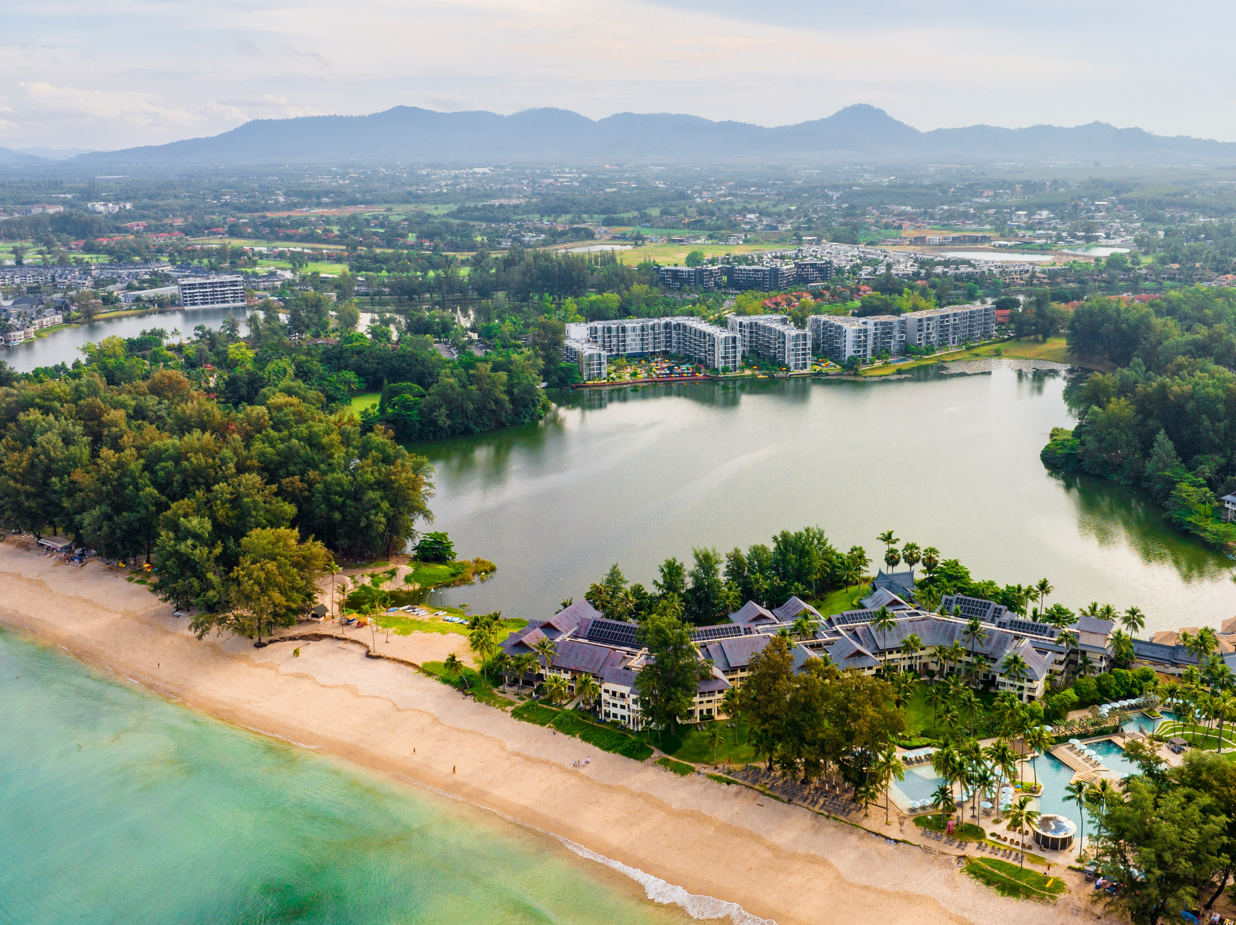 Beach 4, Stylish Cassia 2BR Apartment with Lake View, Pulau Phuket