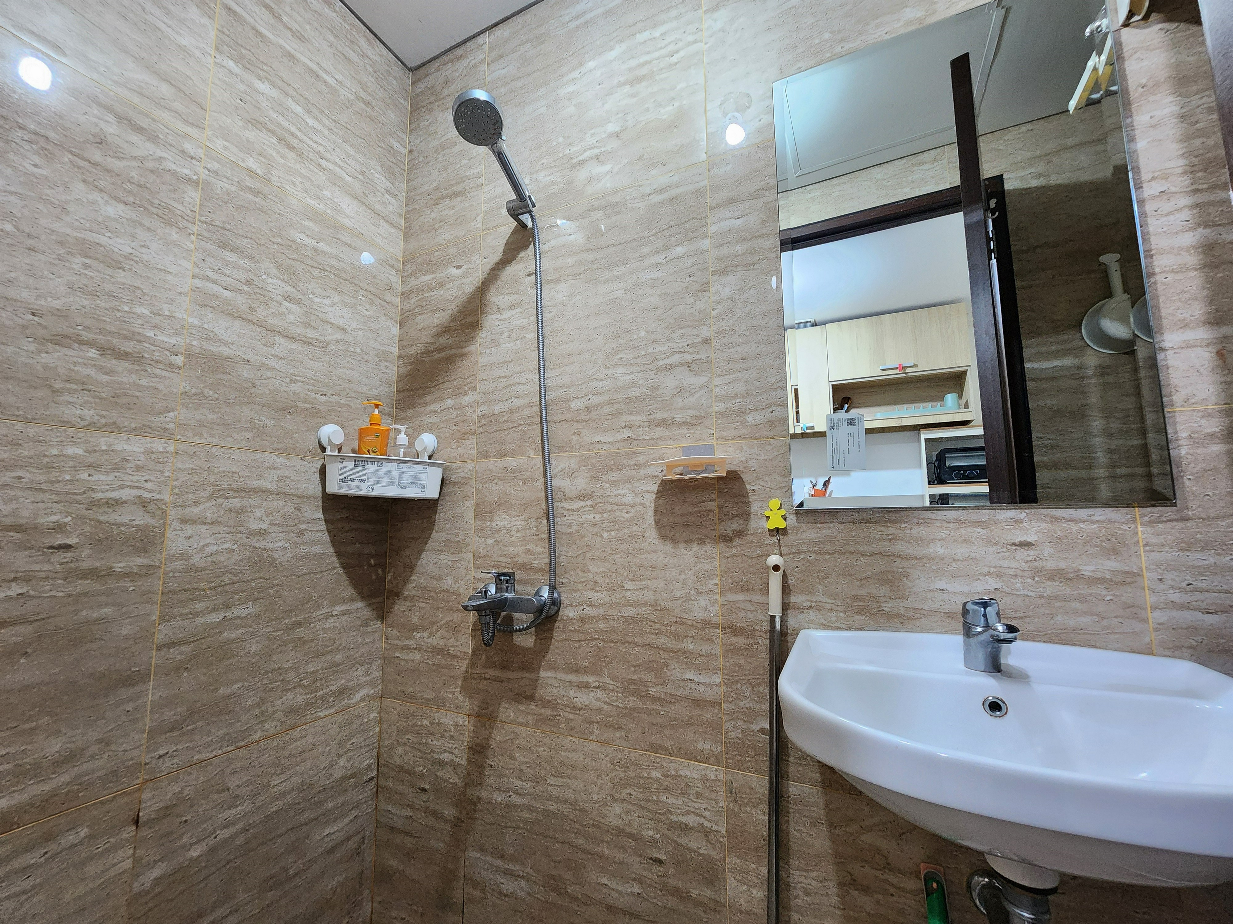 Bathroom 5, Apartemen Transpark Cibubur By Alby Luxe Living, Depok
