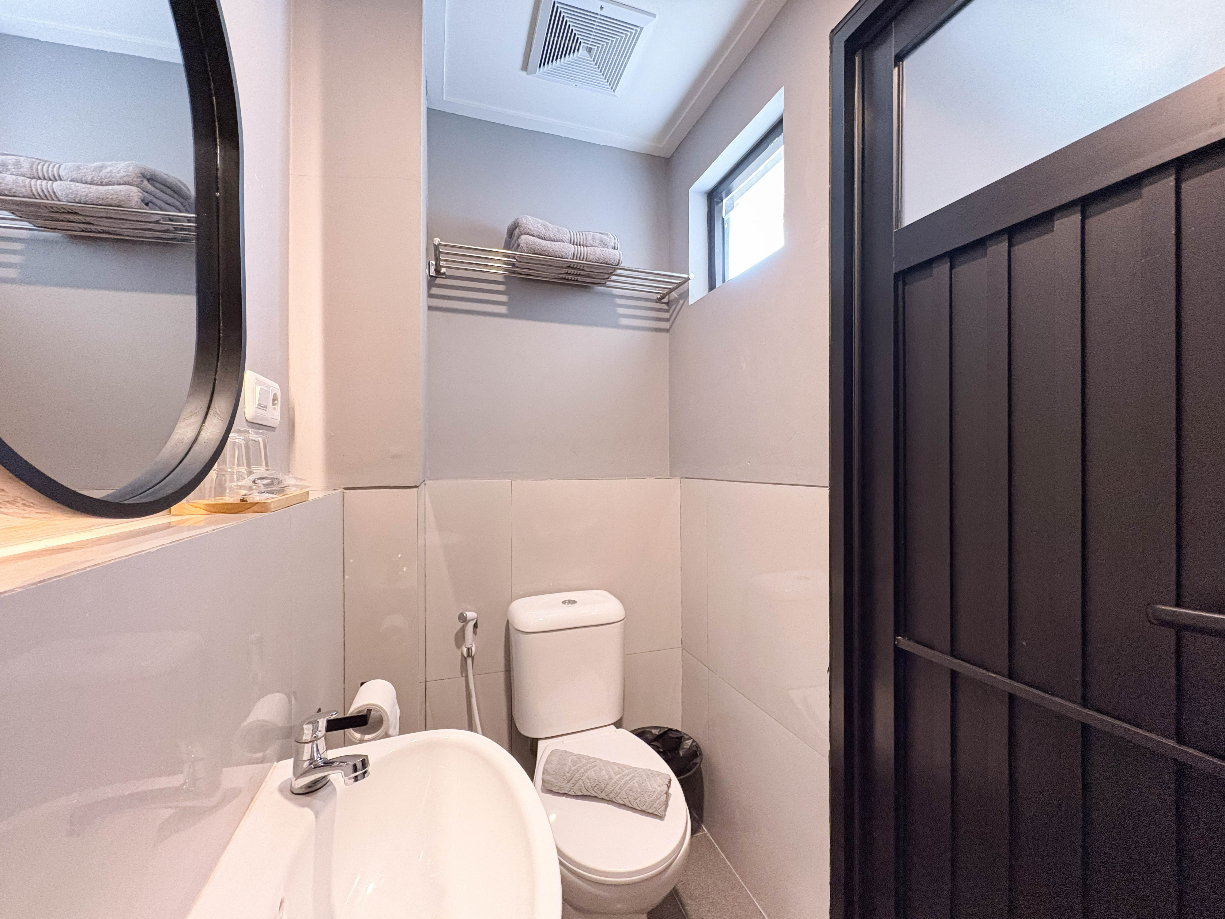 Bathroom 5, Arsa Tera Guest House Cirebon, Cirebon