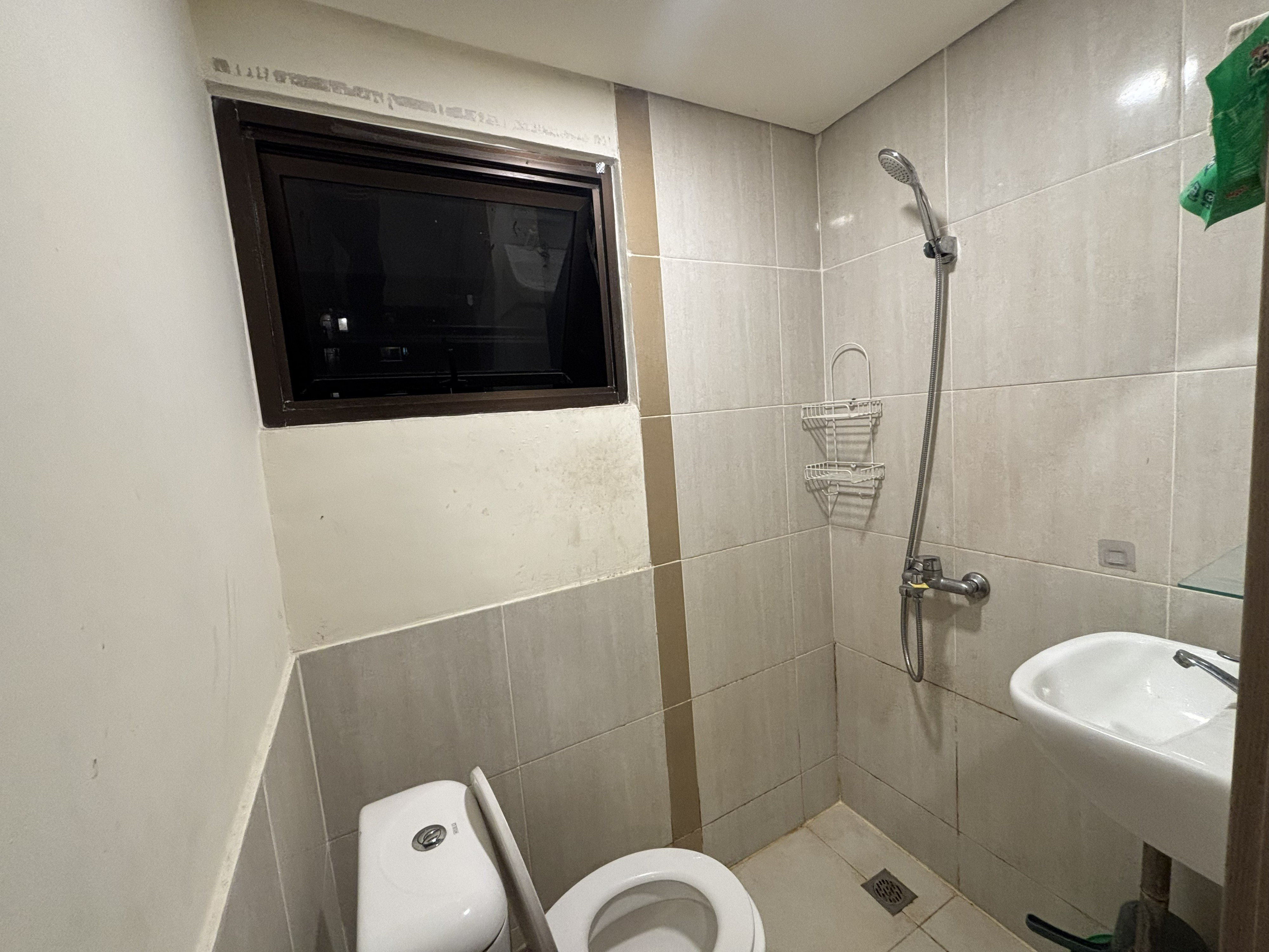 Bathroom, Apartemen Meikarta District 1 By Duo Living, Cikarang