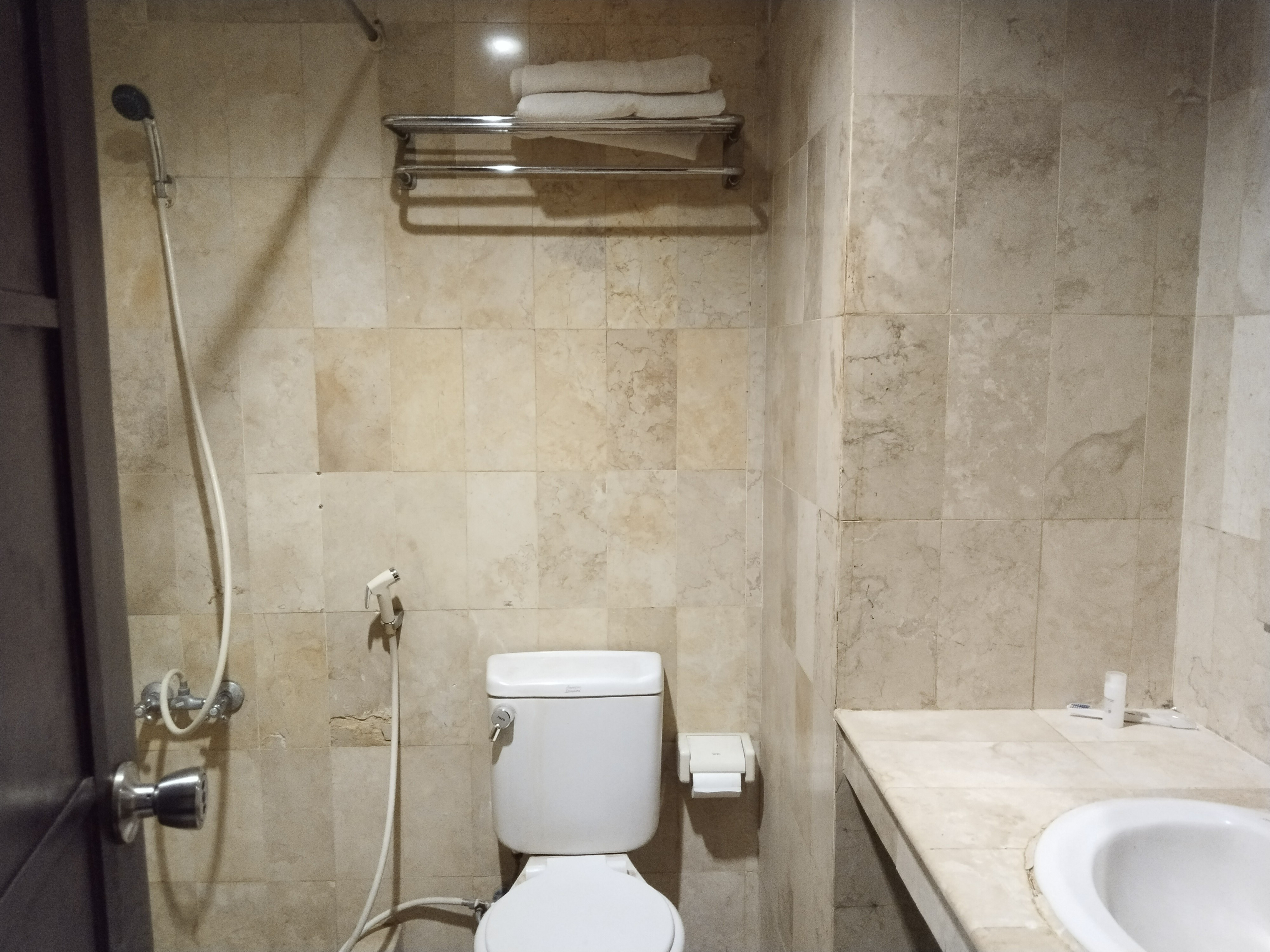 Bathroom 5, SNUZ Hotel Menteng, Central Jakarta