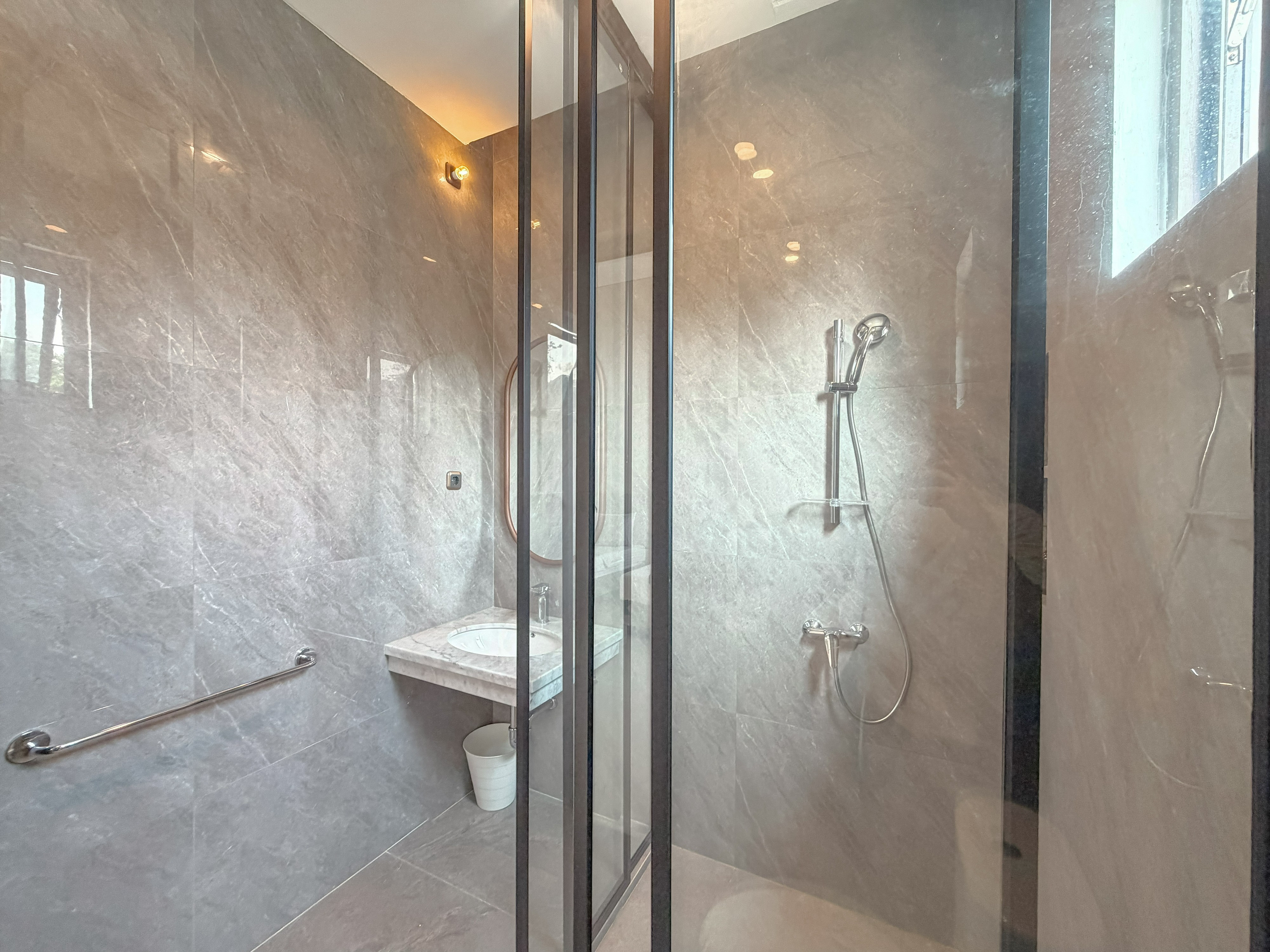 Bathroom 5, Villa Sampada Sentul by SAKALAVASA, Bogor
