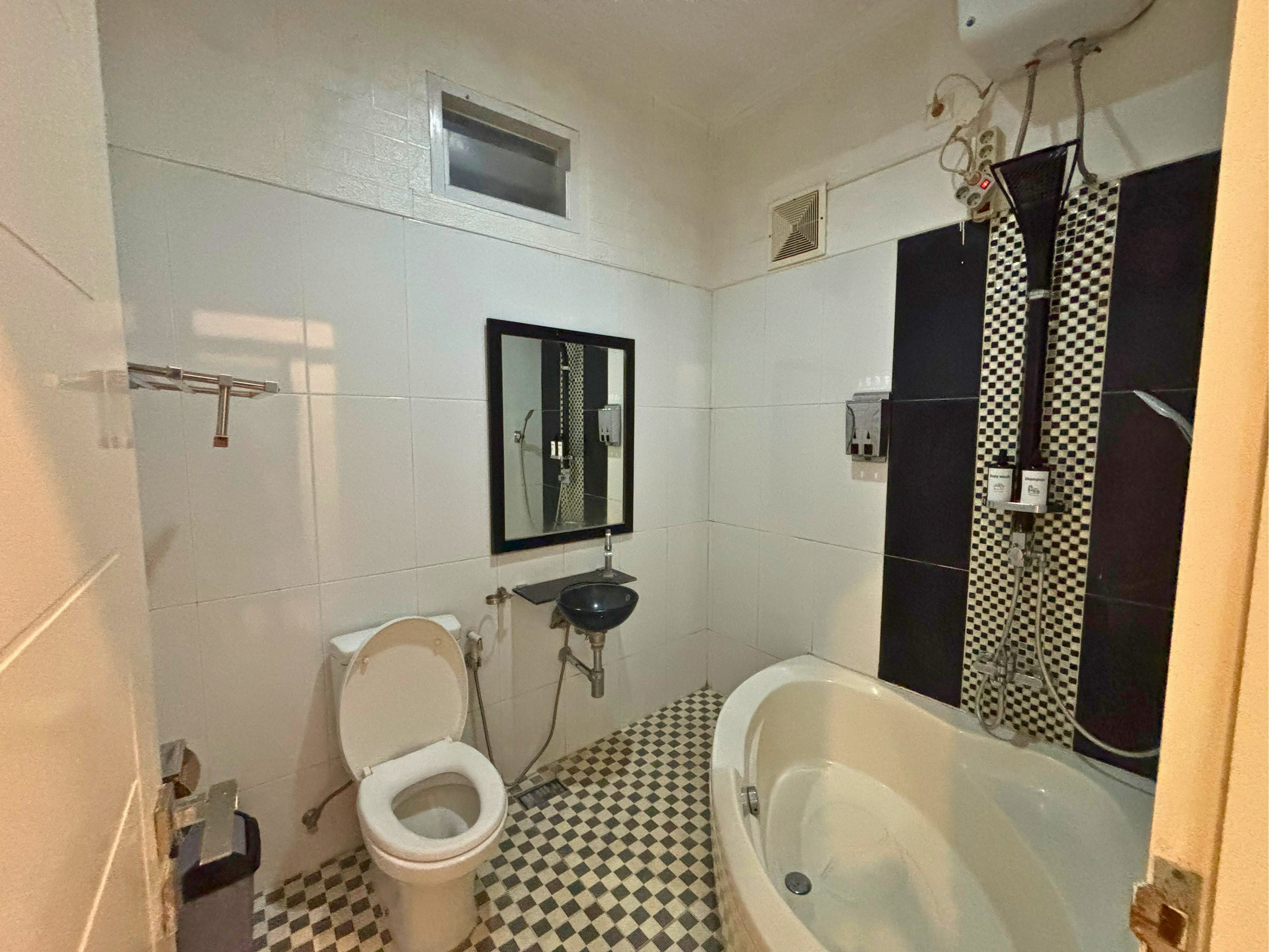 Bathroom 4, Aika VIlla by HiVillas near The Great Asia Afrika, Bandung