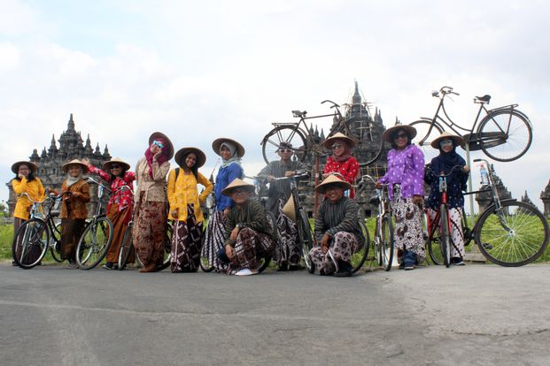 Tur Sepeda Menggunakan Baju Adat Jawa di Candi Plaosan by Arowisata