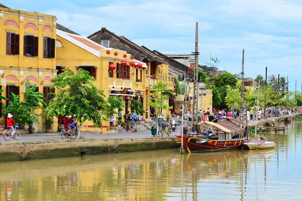 Private Transfers between Hoi An Ancient Town and Vinpearl Land Nam Hoi An