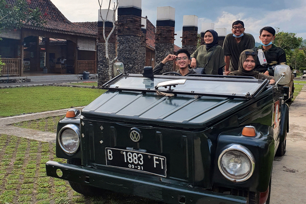 1 Day Jogja (VW Tour Borobudur, Belajar Membatik, Svargabumi, Studio Gamplong) by enjoyyourholiday