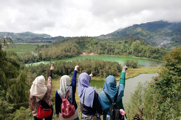 Yoshi skripka qilmoqda Yalangoch ayol figurasi